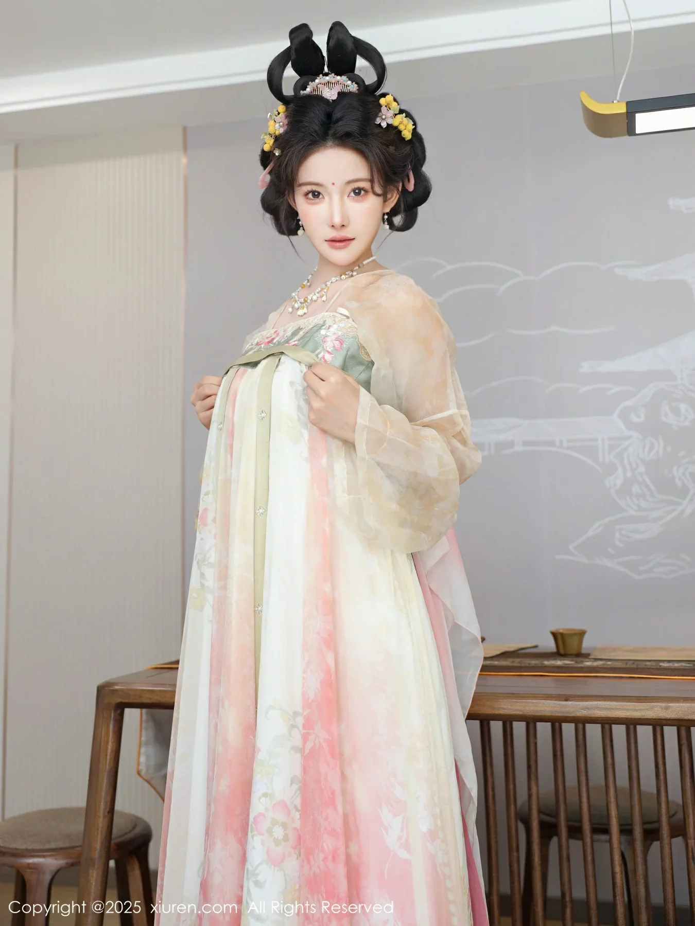 [[XiuRen秀人网]秀人网]No.10645_模特梨霜儿古典主题性感浅色古装服饰秀丰腴身材迷人美腿写真82P