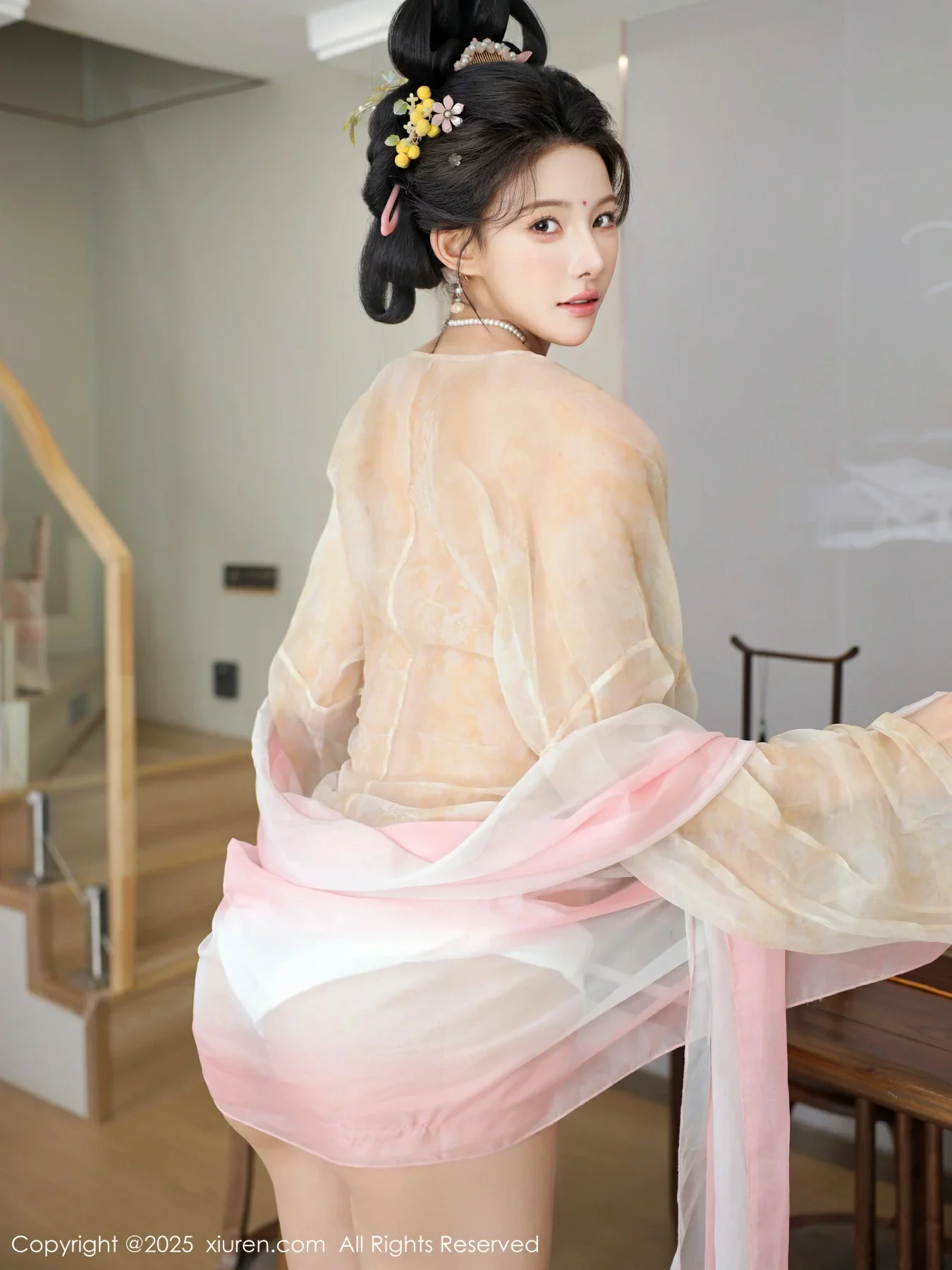 [[XiuRen秀人网]秀人网]No.10645_模特梨霜儿古典主题性感浅色古装服饰秀丰腴身材迷人美腿写真82P