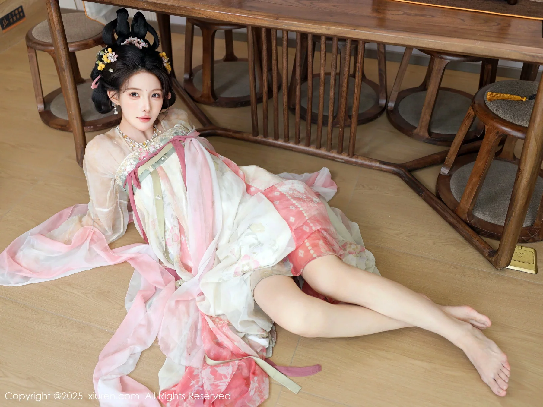 [[XiuRen秀人网]秀人网]No.10645_模特梨霜儿古典主题性感浅色古装服饰秀丰腴身材迷人美腿写真82P