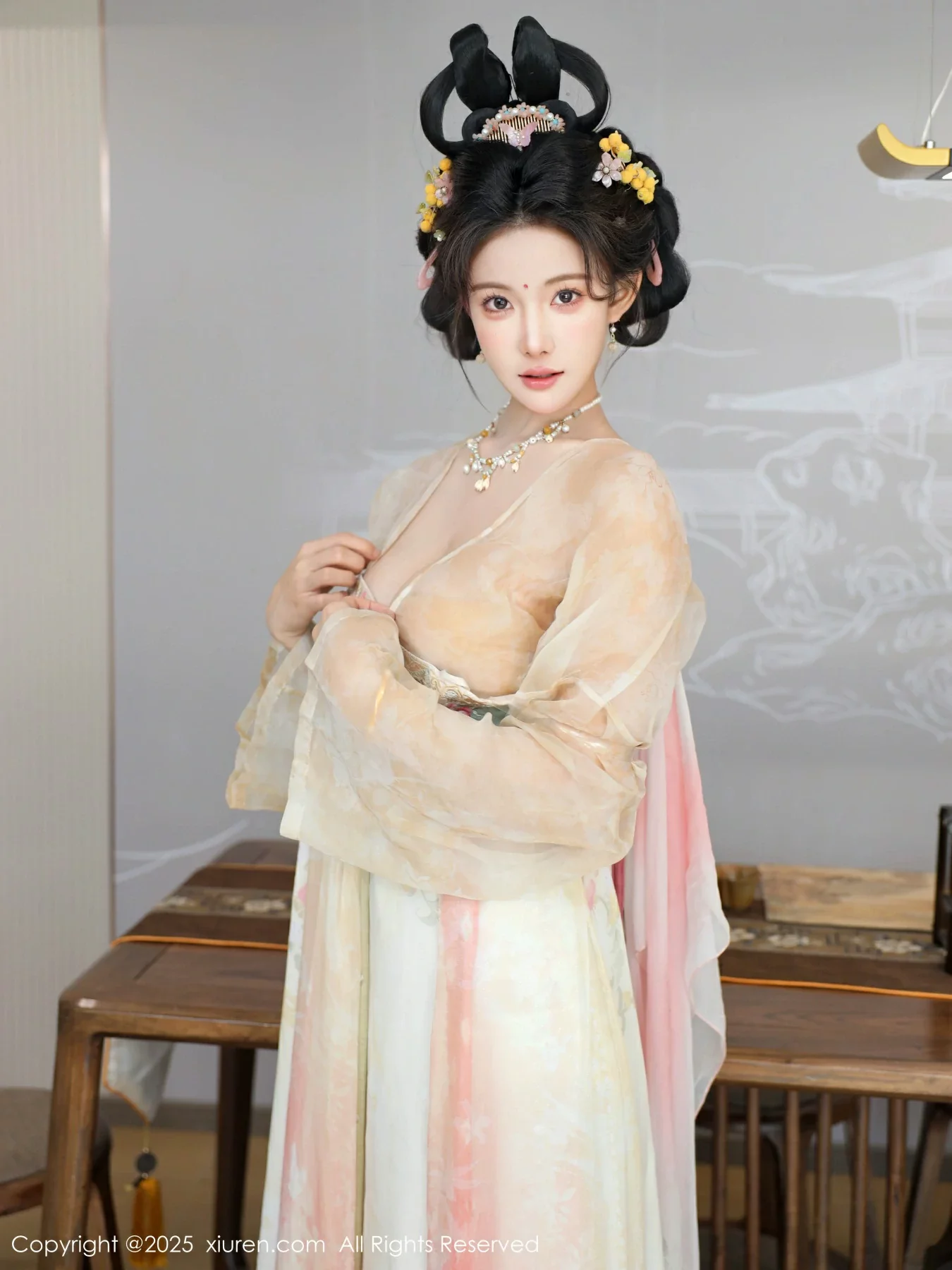 [[XiuRen秀人网]秀人网]No.10645_模特梨霜儿古典主题性感浅色古装服饰秀丰腴身材迷人美腿写真82P