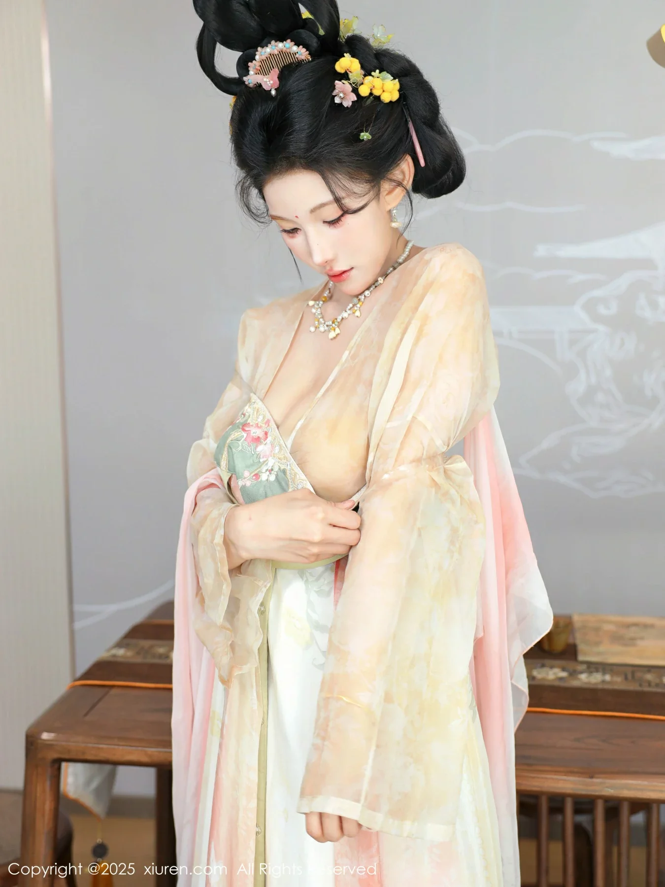 [[XiuRen秀人网]秀人网]No.10645_模特梨霜儿古典主题性感浅色古装服饰秀丰腴身材迷人美腿写真82P