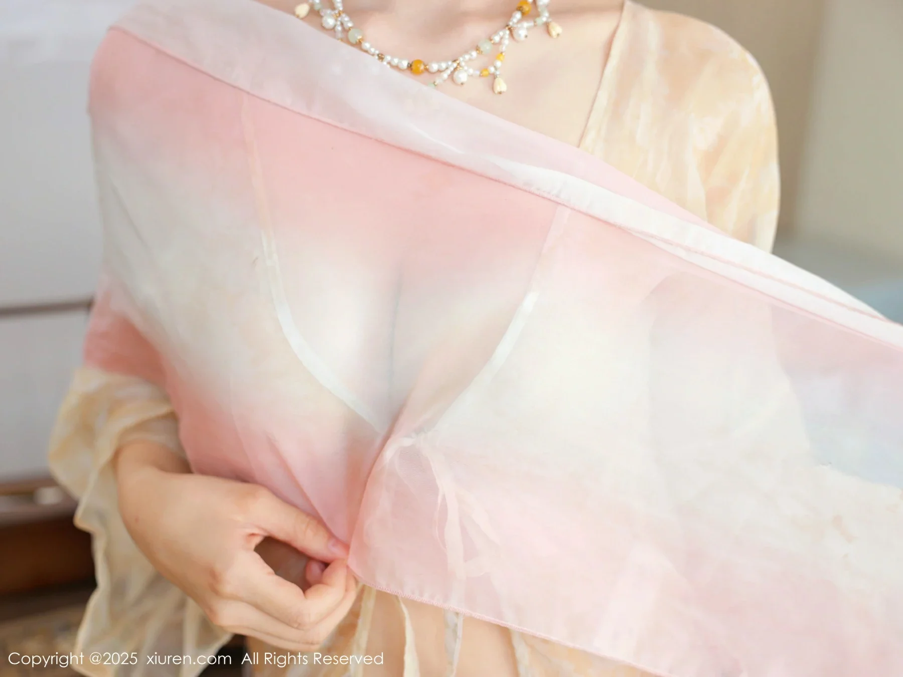 [[XiuRen秀人网]秀人网]No.10645_模特梨霜儿古典主题性感浅色古装服饰秀丰腴身材迷人美腿写真82P