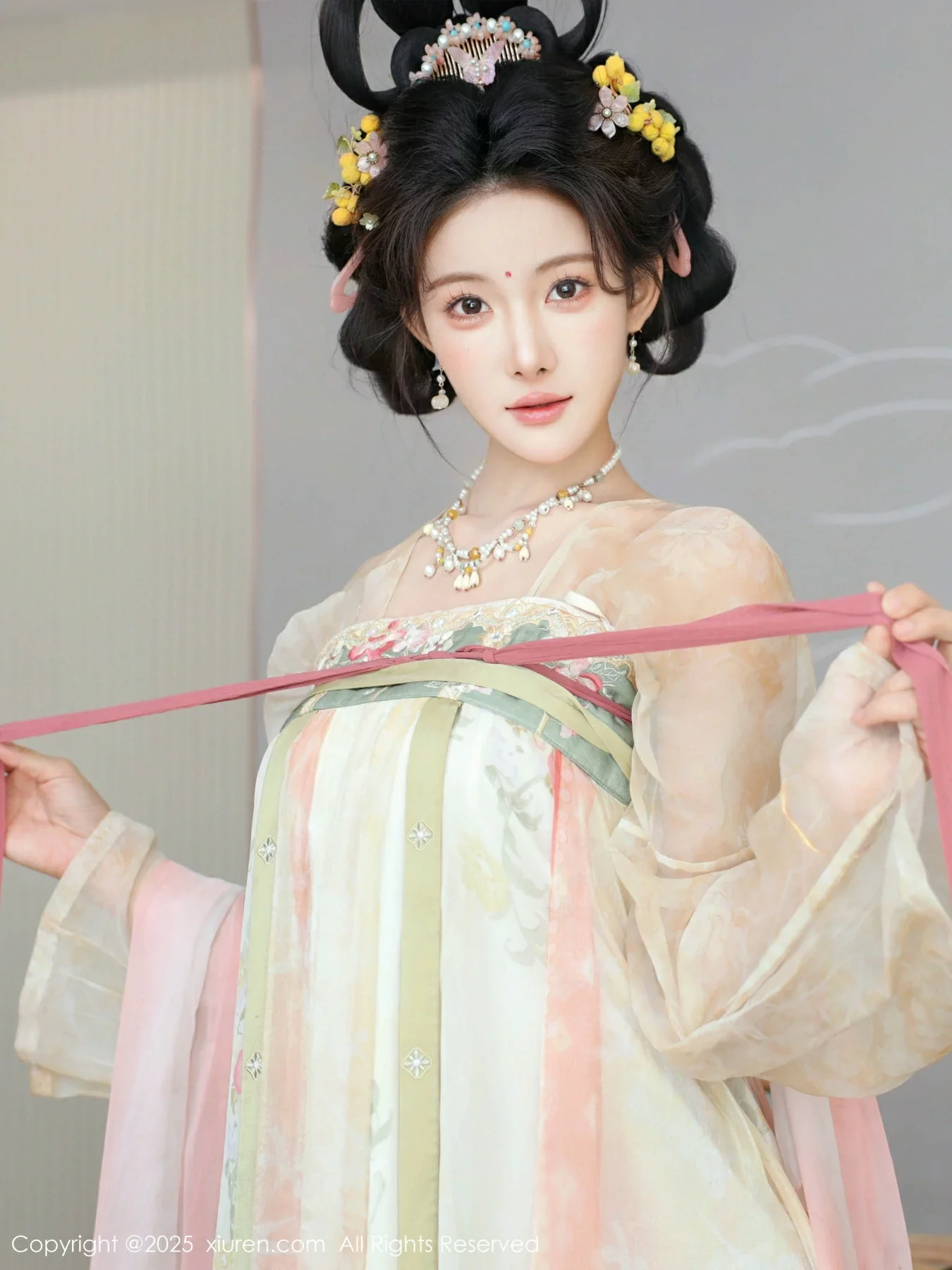 [[XiuRen秀人网]秀人网]No.10645_模特梨霜儿古典主题性感浅色古装服饰秀丰腴身材迷人美腿写真82P