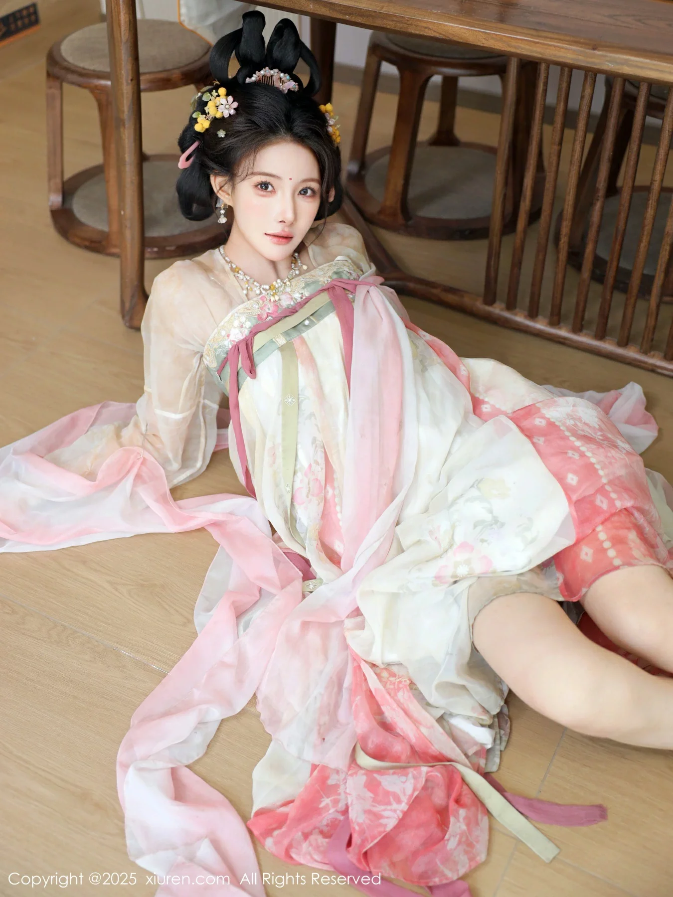 [[XiuRen秀人网]秀人网]No.10645_模特梨霜儿古典主题性感浅色古装服饰秀丰腴身材迷人美腿写真82P