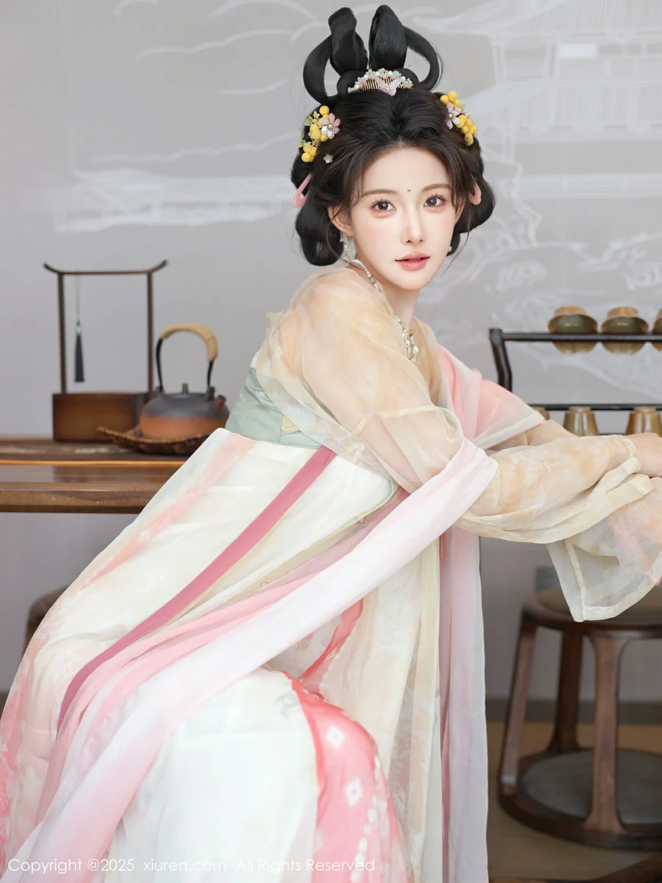 [[XiuRen秀人网]秀人网]No.10645_模特梨霜儿古典主题性感浅色古装服饰秀丰腴身材迷人美腿写真82P