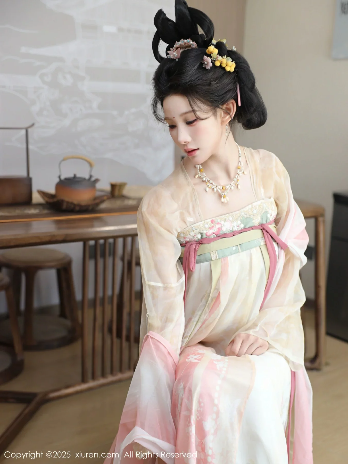 [[XiuRen秀人网]秀人网]No.10645_模特梨霜儿古典主题性感浅色古装服饰秀丰腴身材迷人美腿写真82P