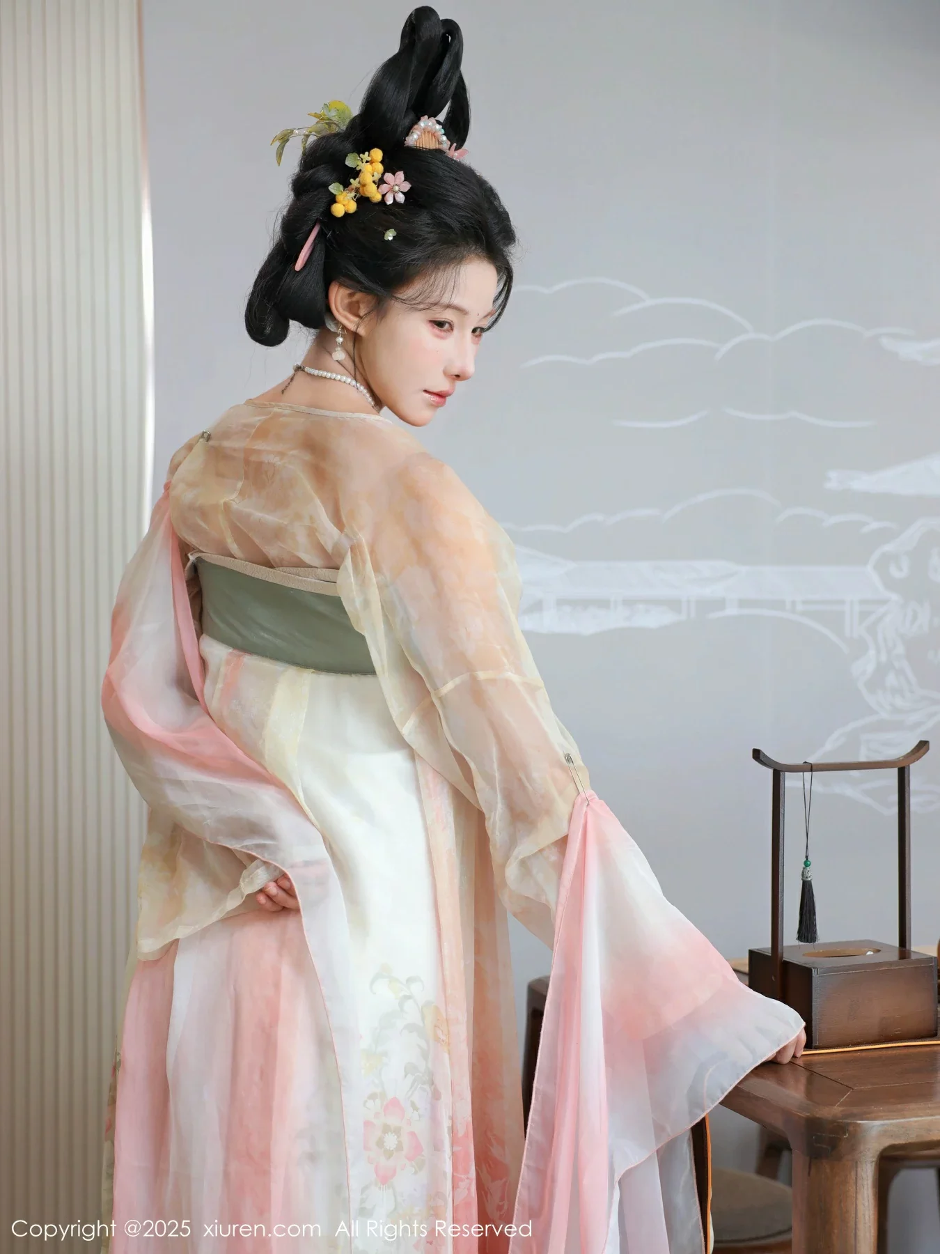 [[XiuRen秀人网]秀人网]No.10645_模特梨霜儿古典主题性感浅色古装服饰秀丰腴身材迷人美腿写真82P