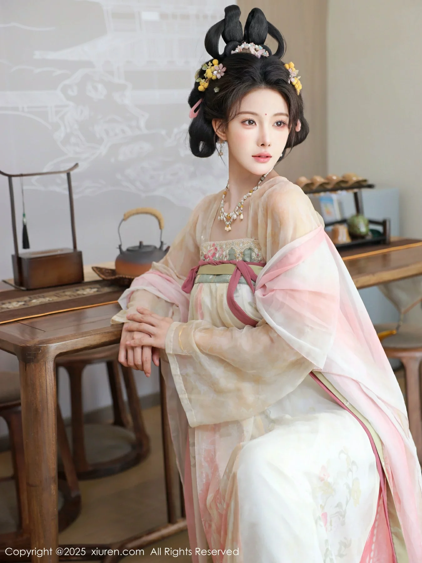 [[XiuRen秀人网]秀人网]No.10645_模特梨霜儿古典主题性感浅色古装服饰秀丰腴身材迷人美腿写真82P