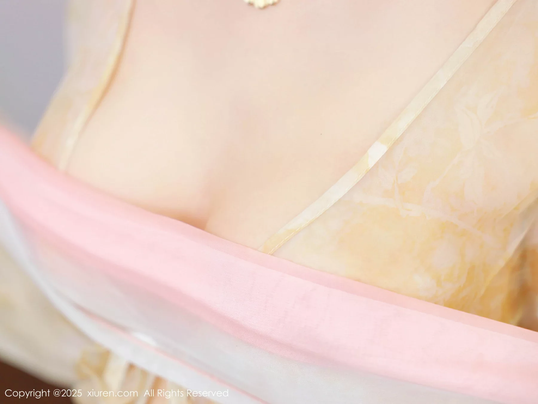 [[XiuRen秀人网]秀人网]No.10645_模特梨霜儿古典主题性感浅色古装服饰秀丰腴身材迷人美腿写真82P