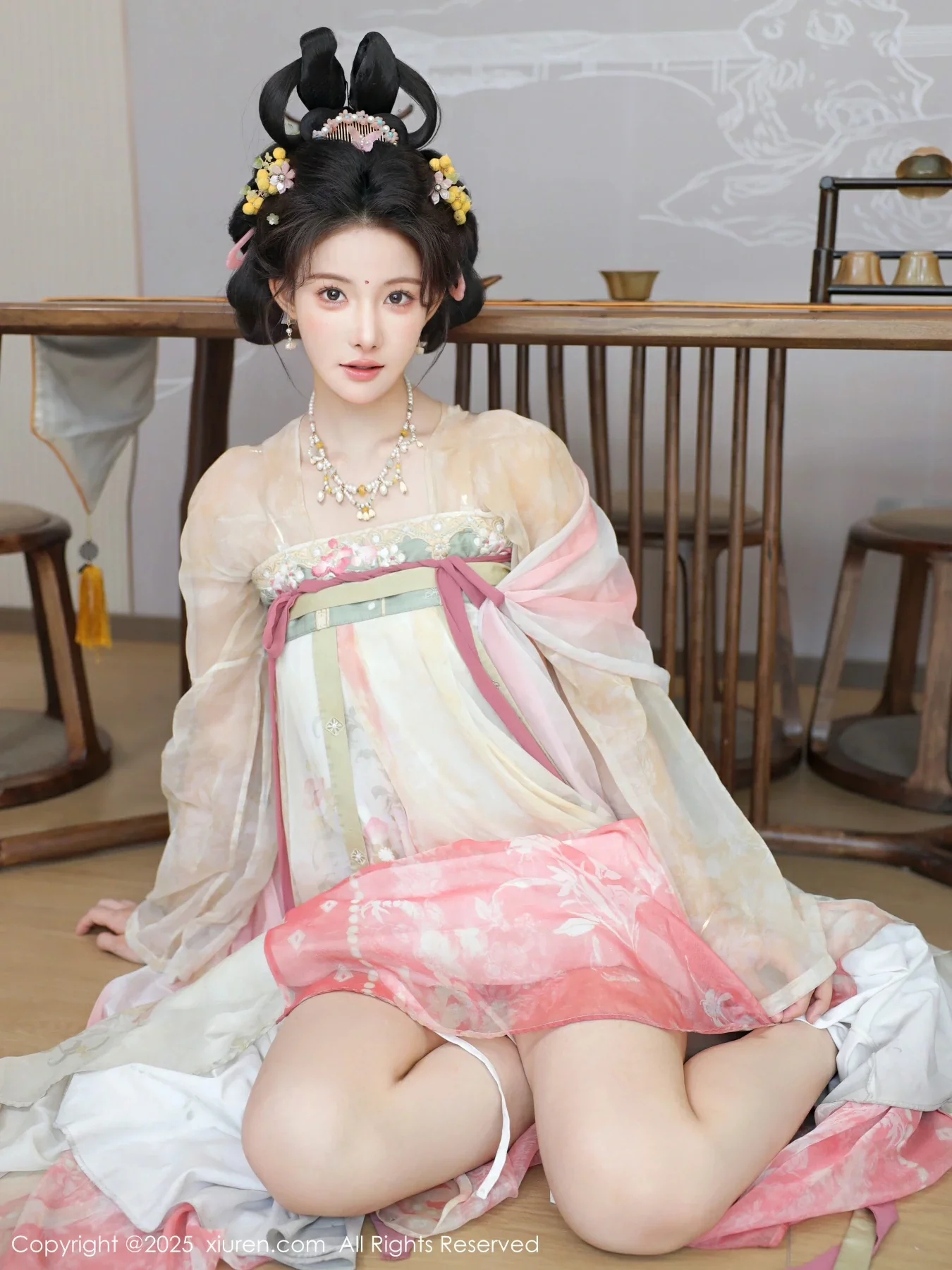 [[XiuRen秀人网]秀人网]No.10645_模特梨霜儿古典主题性感浅色古装服饰秀丰腴身材迷人美腿写真82P