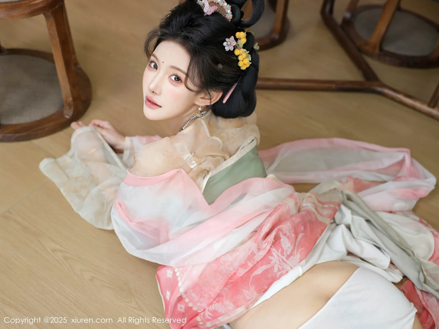 [[XiuRen秀人网]秀人网]No.10645_模特梨霜儿古典主题性感浅色古装服饰秀丰腴身材迷人美腿写真82P