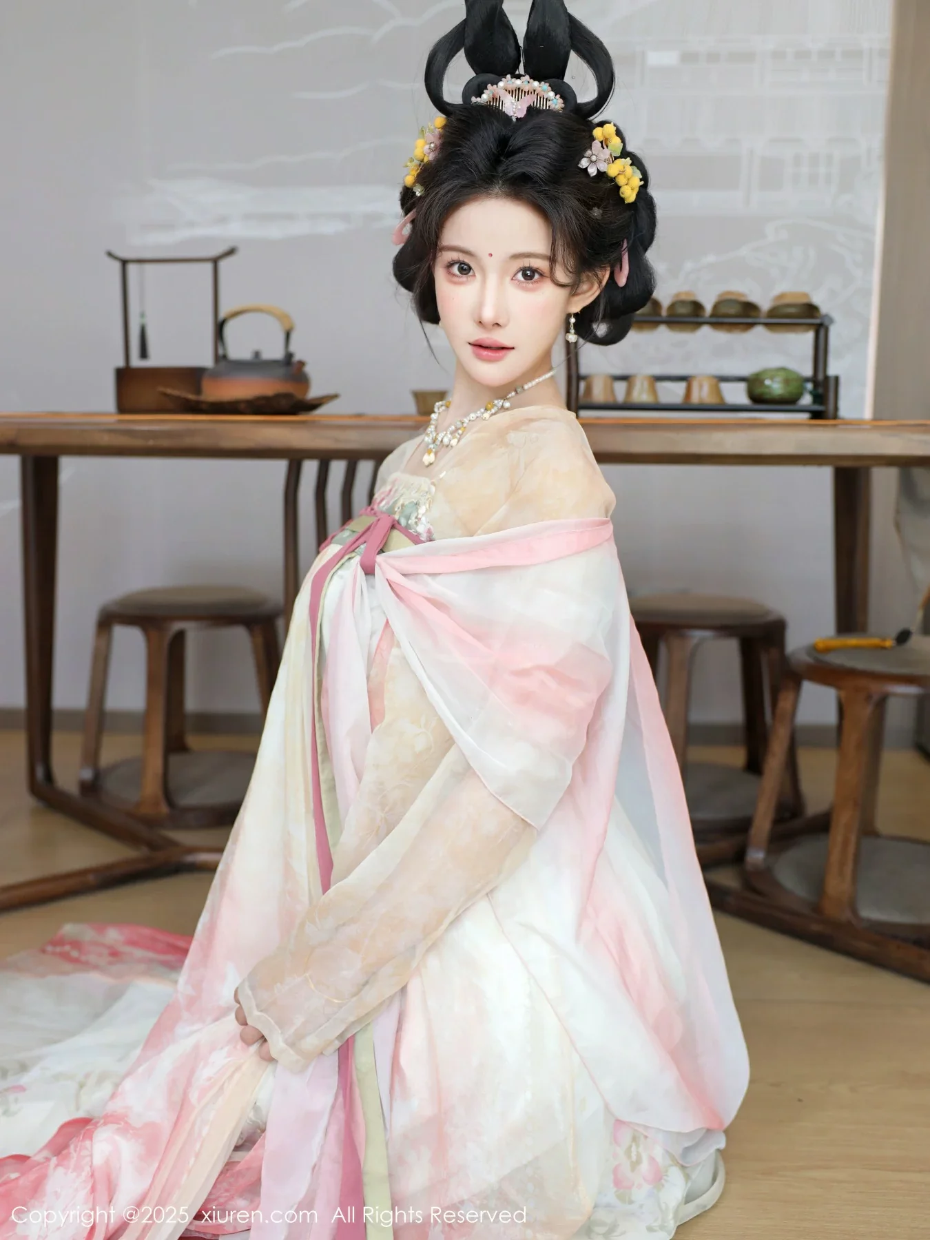 [[XiuRen秀人网]秀人网]No.10645_模特梨霜儿古典主题性感浅色古装服饰秀丰腴身材迷人美腿写真82P