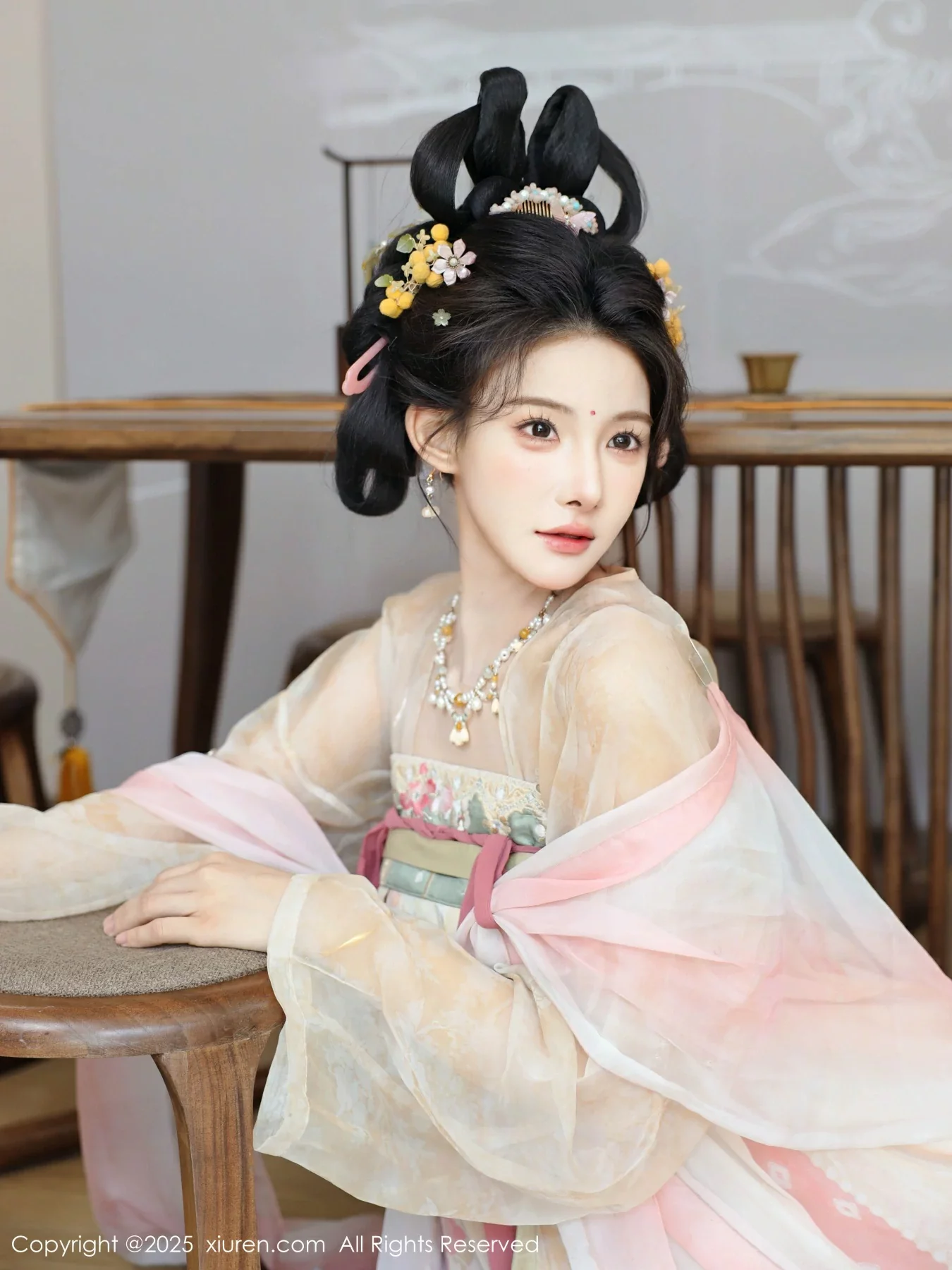 [[XiuRen秀人网]秀人网]No.10645_模特梨霜儿古典主题性感浅色古装服饰秀丰腴身材迷人美腿写真82P