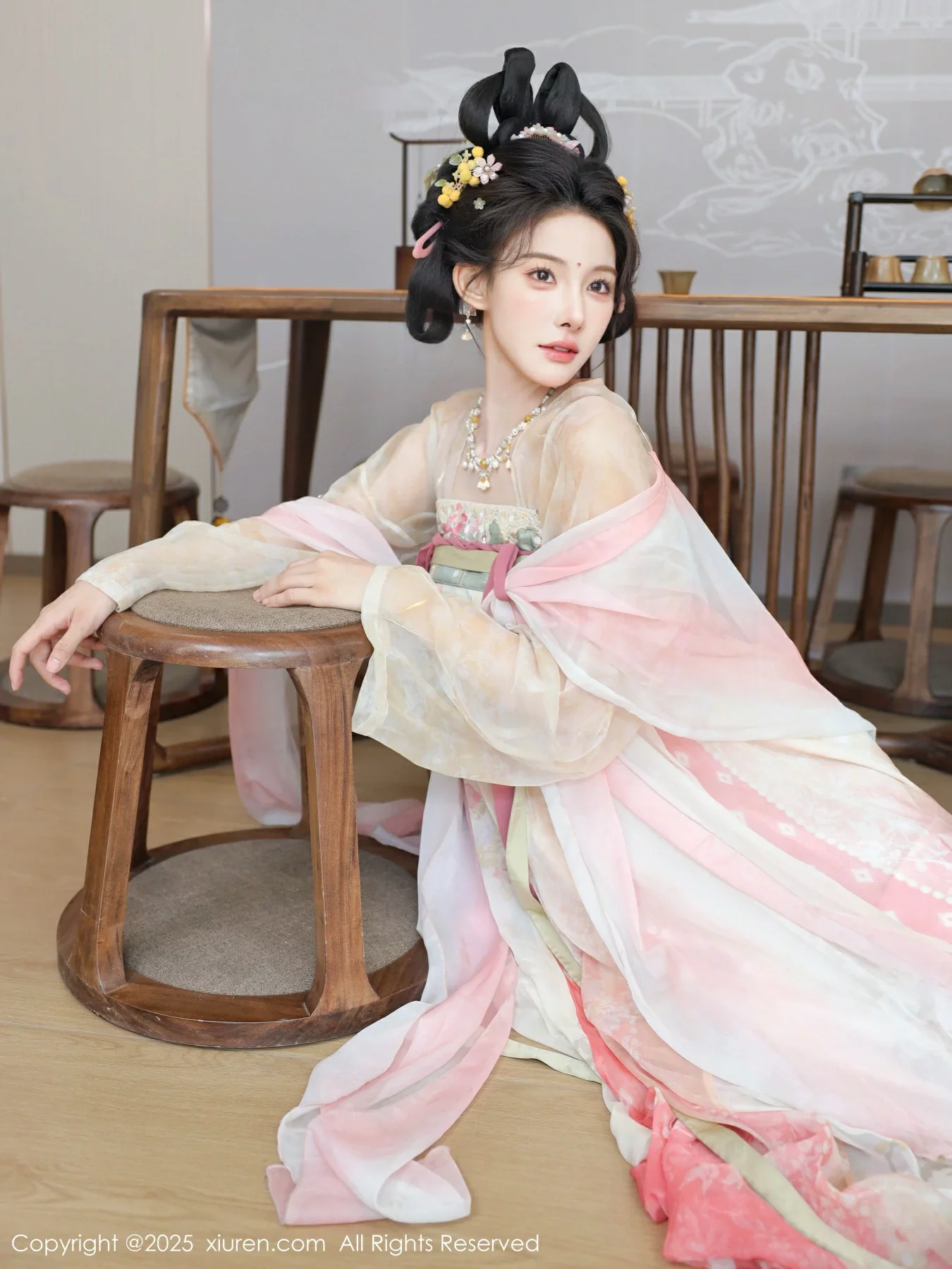 [[XiuRen秀人网]秀人网]No.10645_模特梨霜儿古典主题性感浅色古装服饰秀丰腴身材迷人美腿写真82P