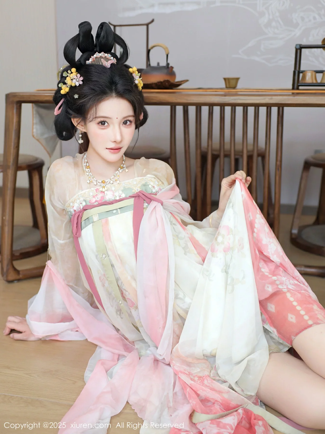 [[XiuRen秀人网]秀人网]No.10645_模特梨霜儿古典主题性感浅色古装服饰秀丰腴身材迷人美腿写真82P