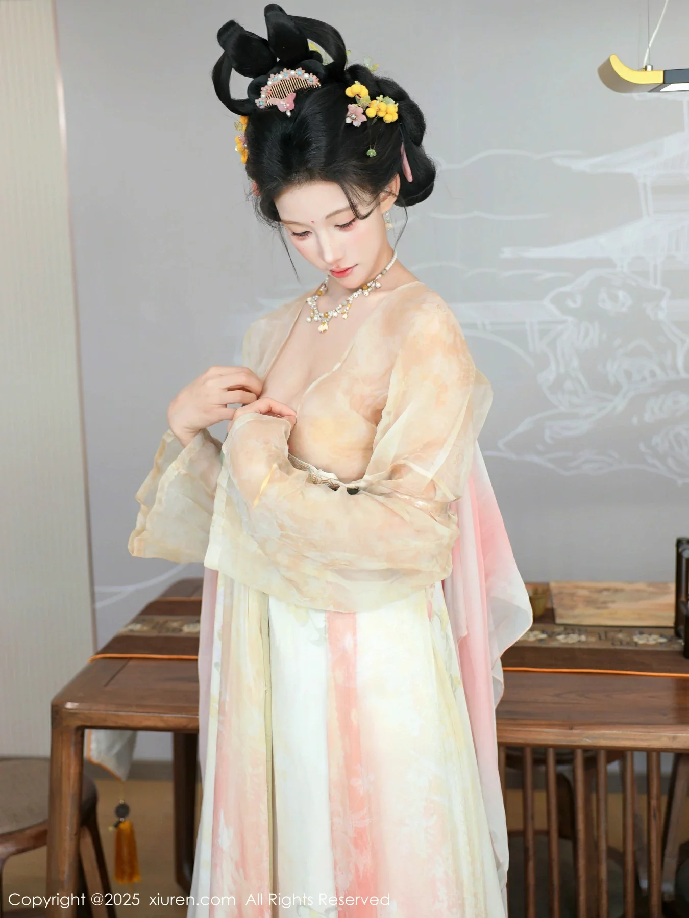 [[XiuRen秀人网]秀人网]No.10645_模特梨霜儿古典主题性感浅色古装服饰秀丰腴身材迷人美腿写真82P