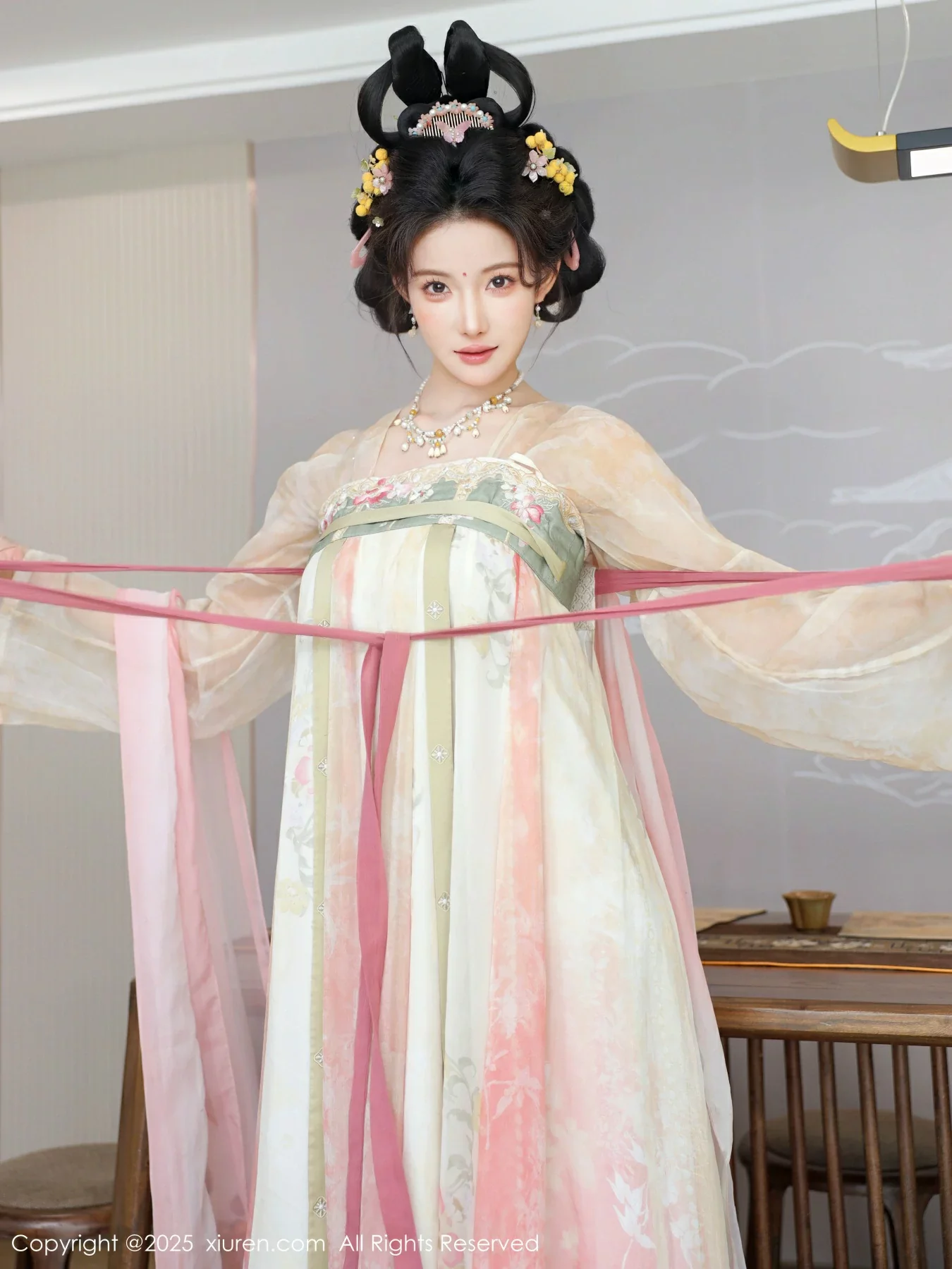 [[XiuRen秀人网]秀人网]No.10645_模特梨霜儿古典主题性感浅色古装服饰秀丰腴身材迷人美腿写真82P