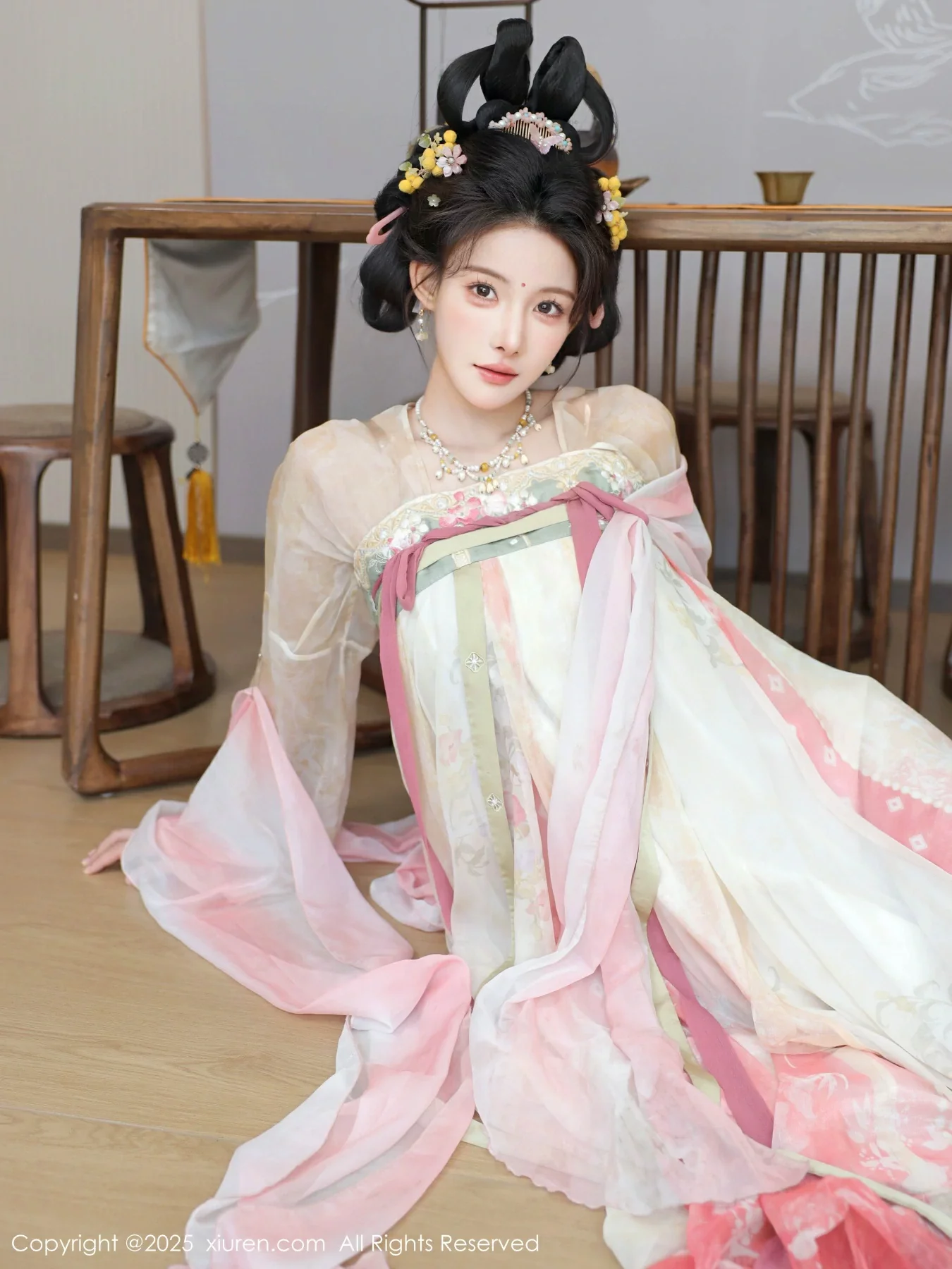 [[XiuRen秀人网]秀人网]No.10645_模特梨霜儿古典主题性感浅色古装服饰秀丰腴身材迷人美腿写真82P