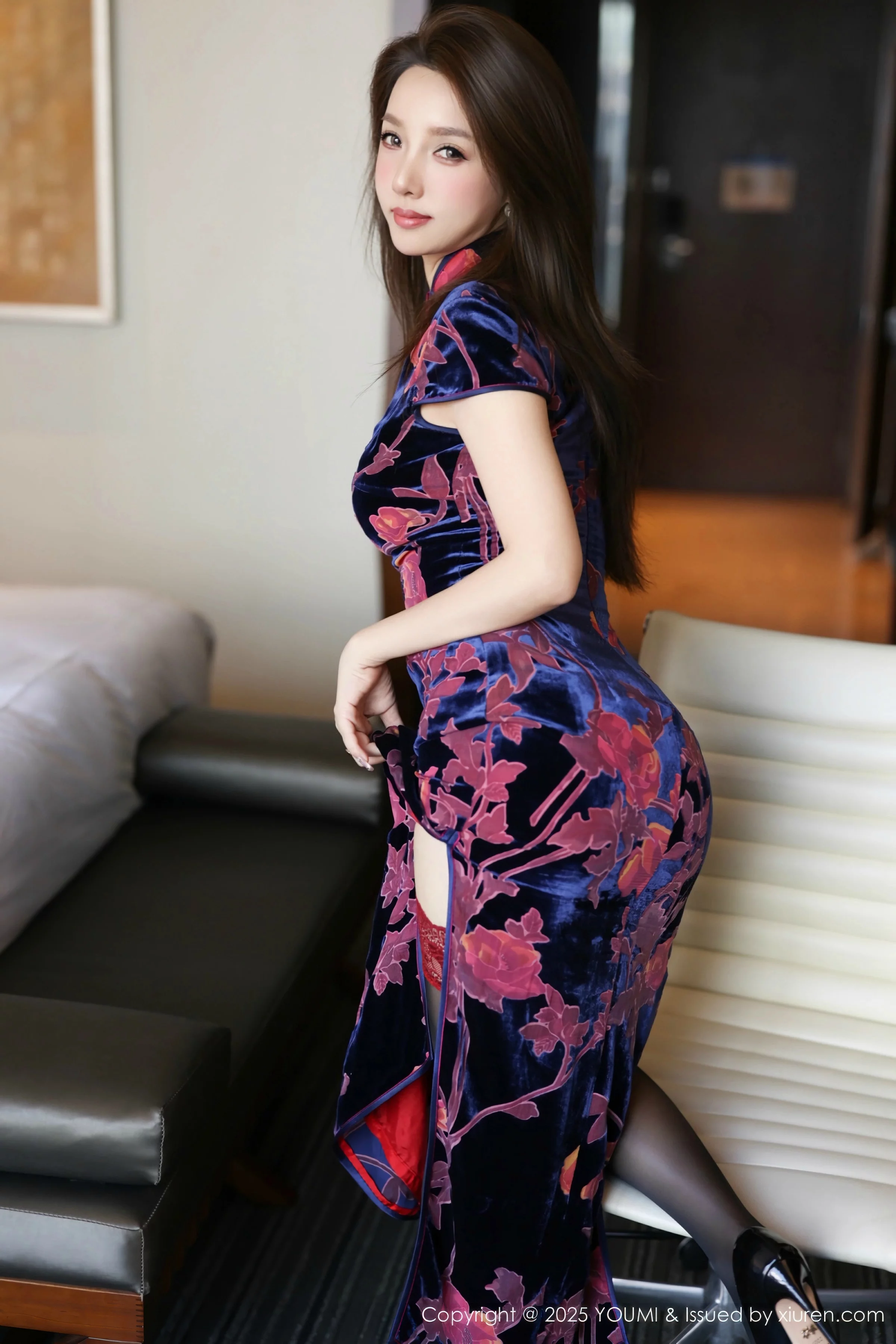 [YouMi尤蜜荟]Vol.1158_模特桃桃·夭夭twins性感花色旗袍配黑色丝袜秀曼妙身姿诱惑写真82P