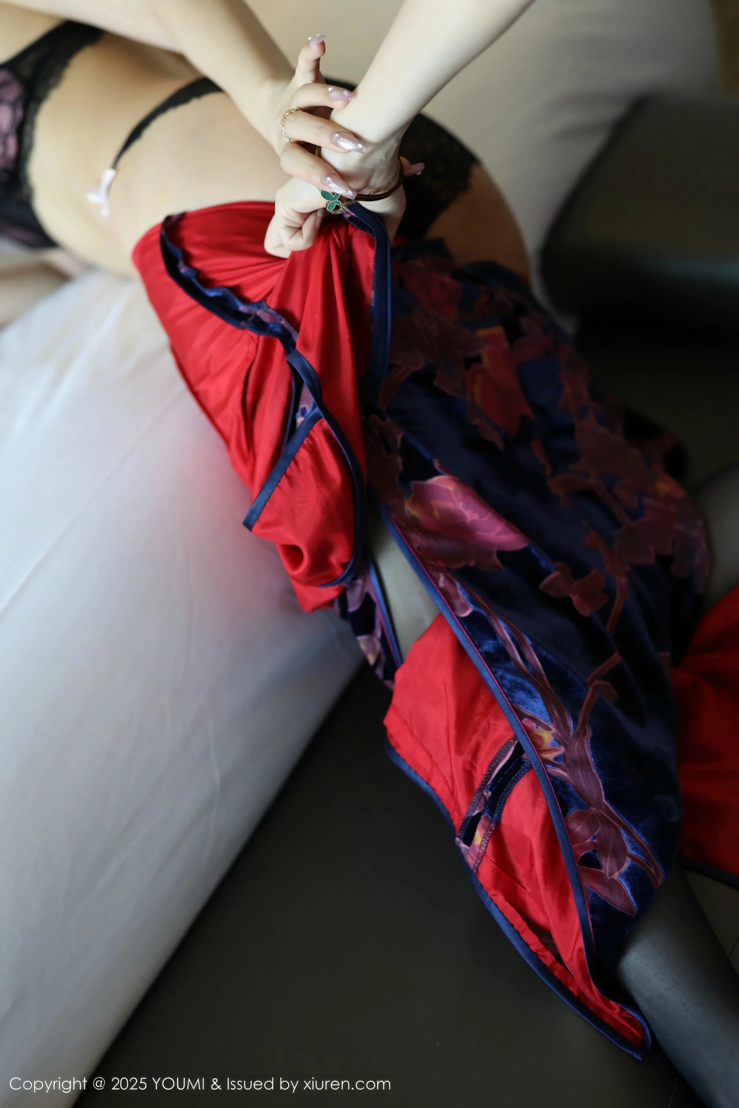 [YouMi尤蜜荟]Vol.1158_模特桃桃·夭夭twins性感花色旗袍配黑色丝袜秀曼妙身姿诱惑写真82P