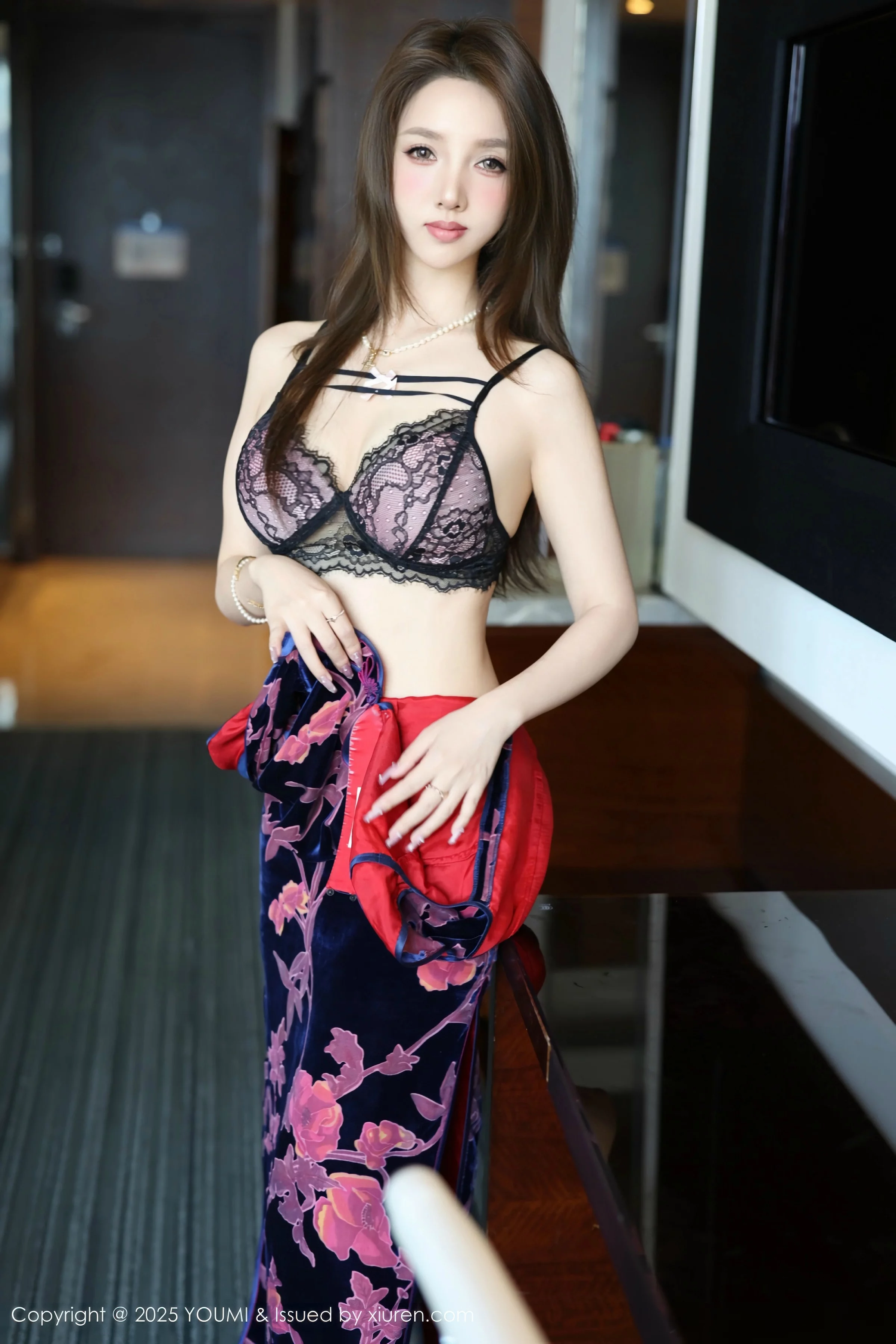 [YouMi尤蜜荟]Vol.1158_模特桃桃·夭夭twins性感花色旗袍配黑色丝袜秀曼妙身姿诱惑写真82P