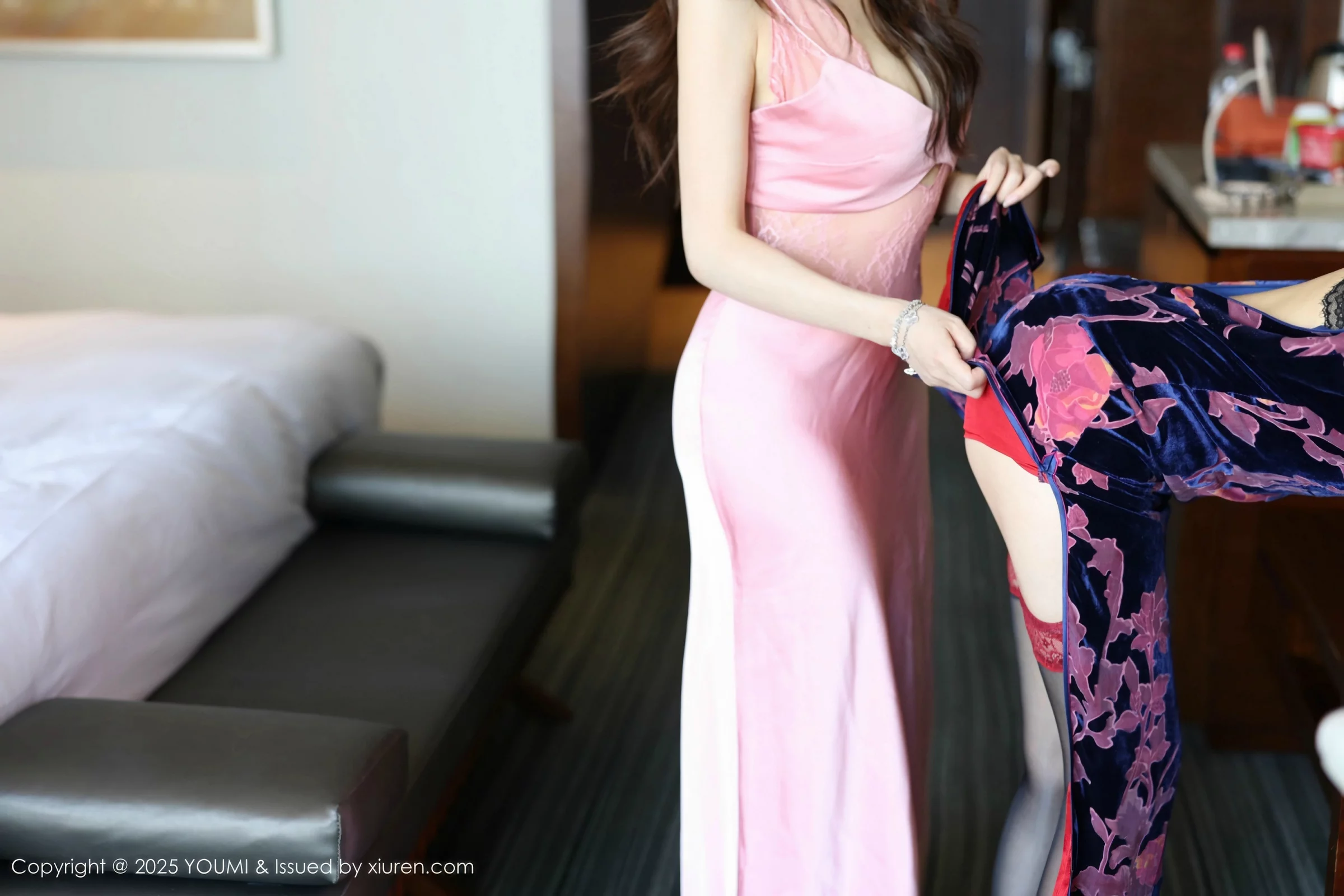 [YouMi尤蜜荟]Vol.1158_模特桃桃·夭夭twins性感花色旗袍配黑色丝袜秀曼妙身姿诱惑写真82P