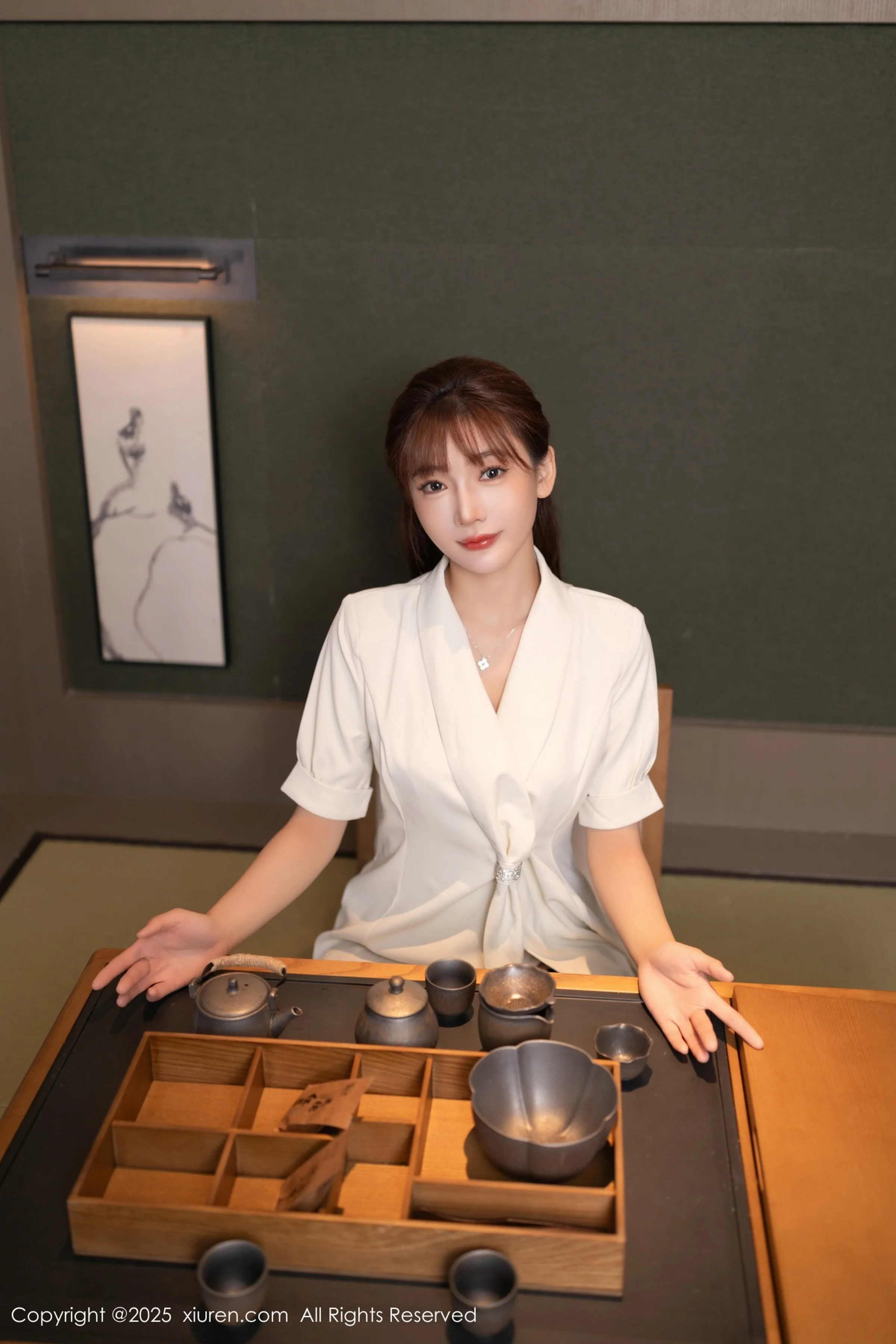 [[XiuRen秀人网]秀人网]No.10650_模特陆萱萱性感白色西装露黑色内衣配超薄黑丝秀美腿诱惑写真70P