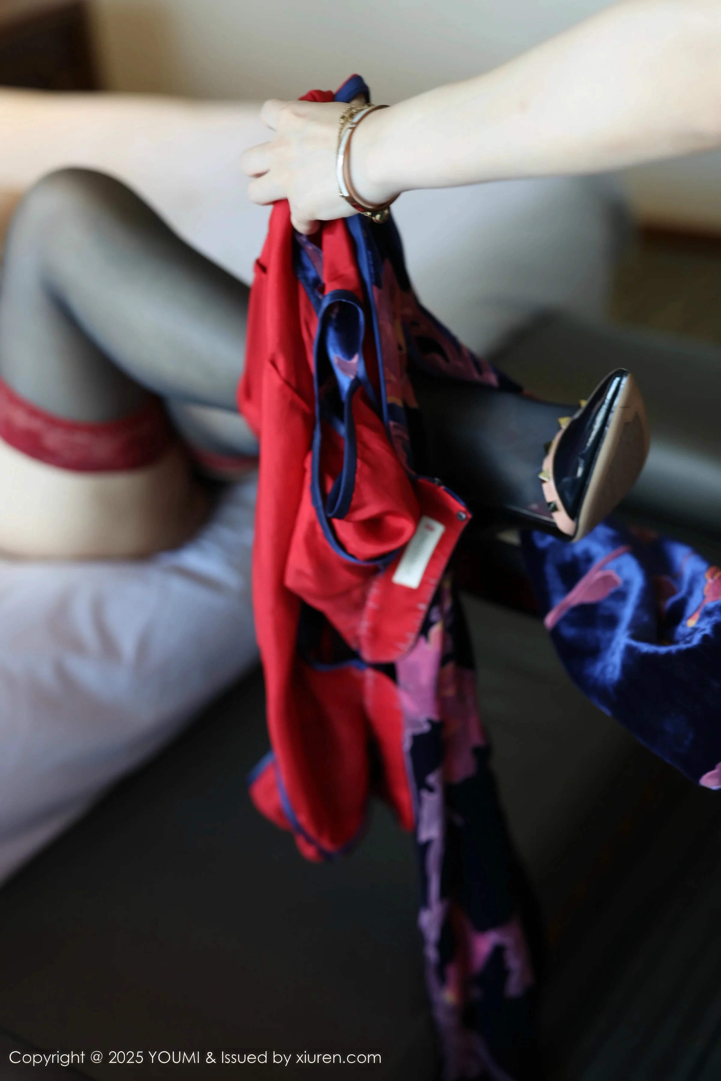 [YouMi尤蜜荟]Vol.1158_模特桃桃·夭夭twins性感花色旗袍配黑色丝袜秀曼妙身姿诱惑写真82P