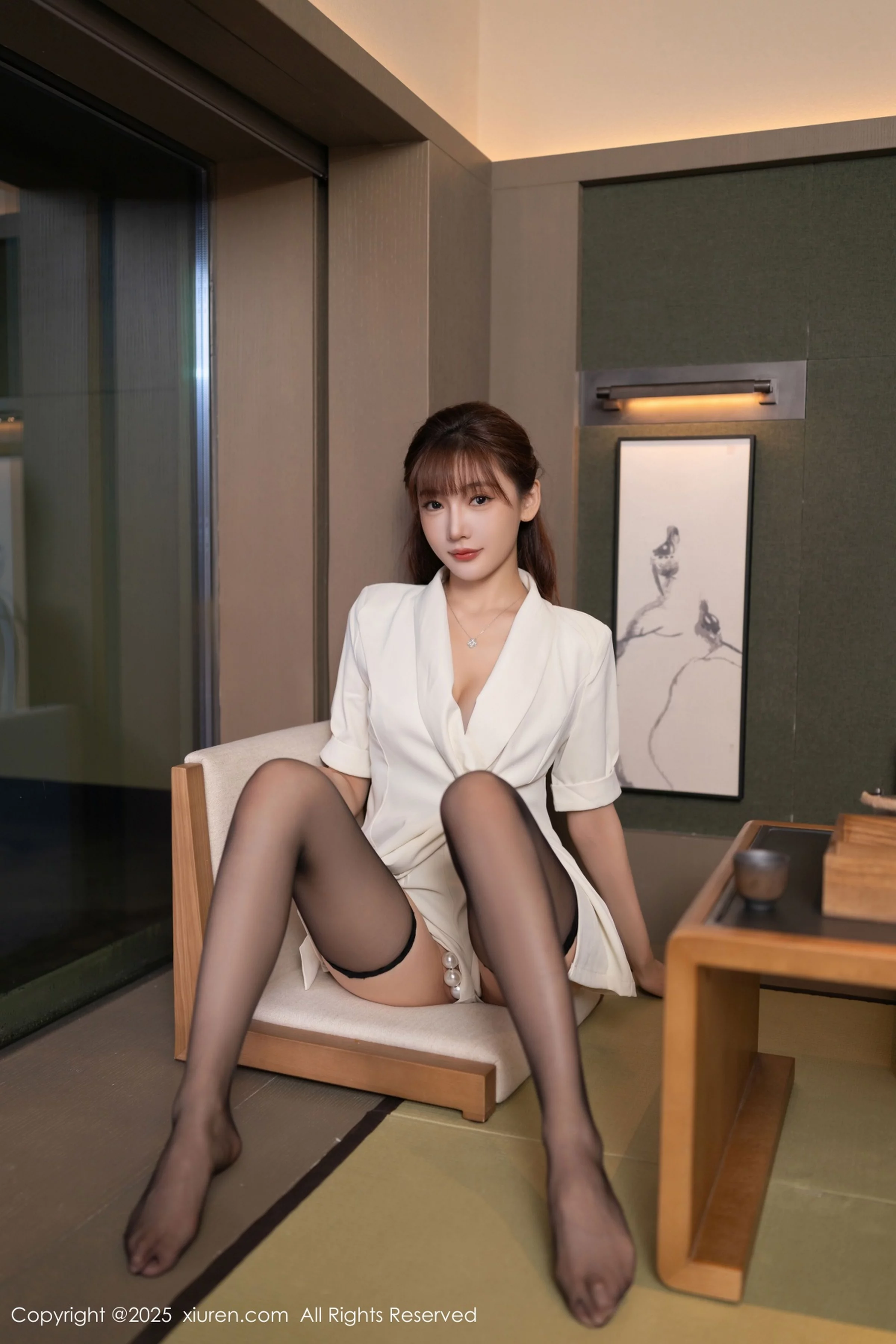 [[XiuRen秀人网]秀人网]No.10650_模特陆萱萱性感白色西装露黑色内衣配超薄黑丝秀美腿诱惑写真70P