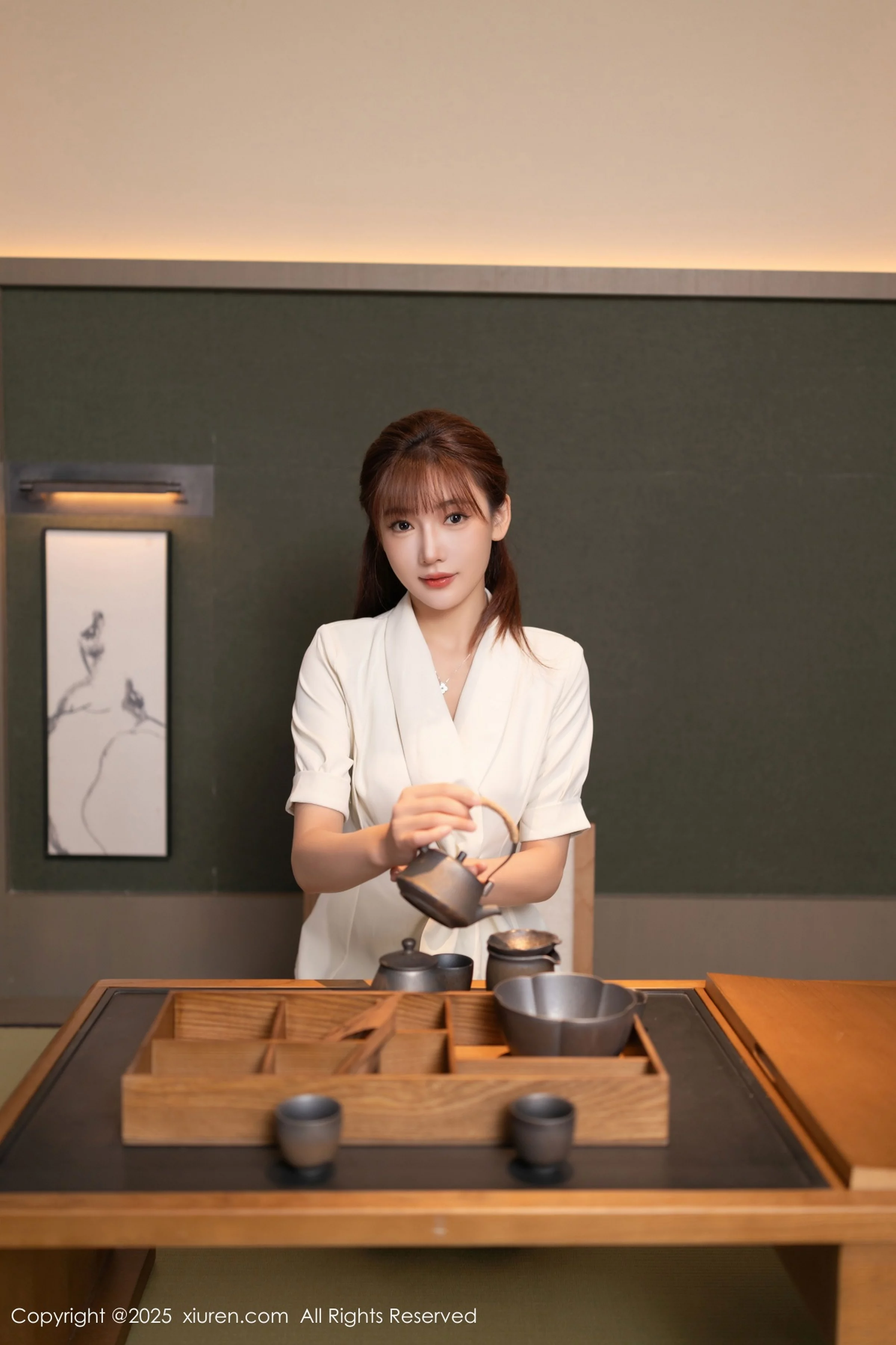 [[XiuRen秀人网]秀人网]No.10650_模特陆萱萱性感白色西装露黑色内衣配超薄黑丝秀美腿诱惑写真70P