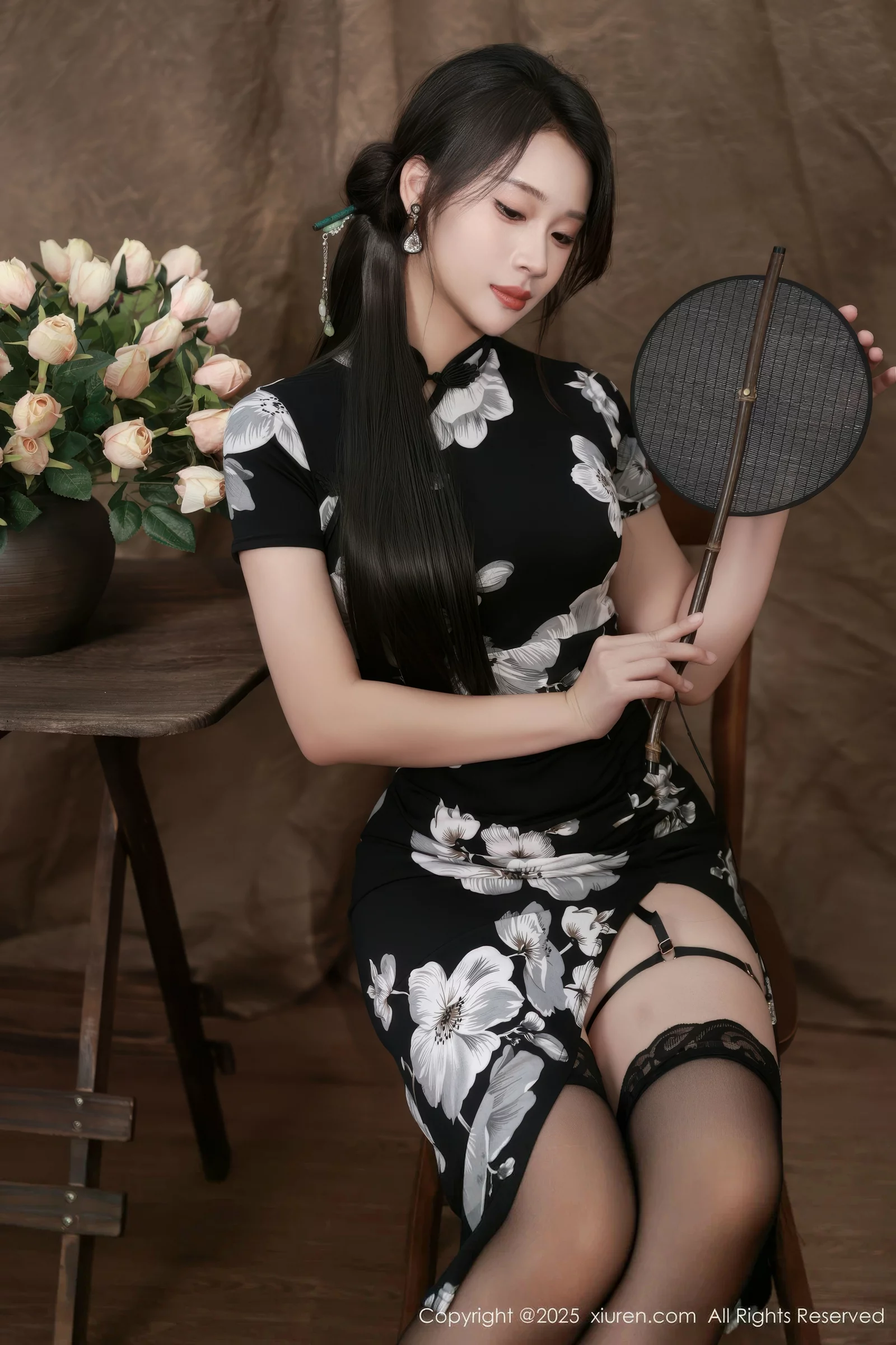 [[XiuRen秀人网]秀人网]No.10655_模特南乔性感黑色旗袍露紫色情趣内衣配黑色丝袜秀美腿诱惑写真72P