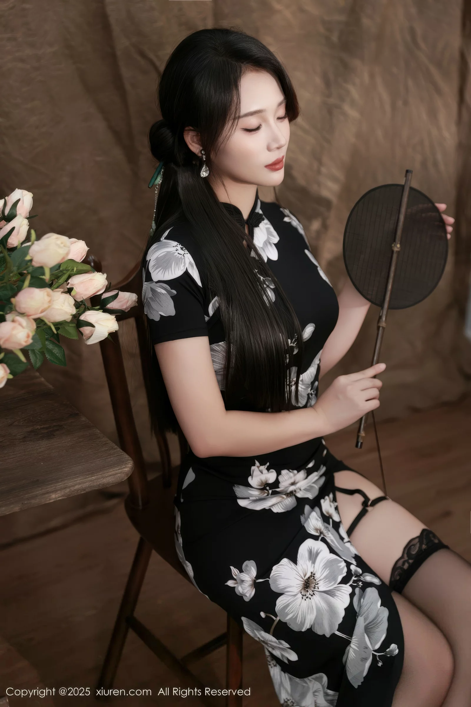 [[XiuRen秀人网]秀人网]No.10655_模特南乔性感黑色旗袍露紫色情趣内衣配黑色丝袜秀美腿诱惑写真72P