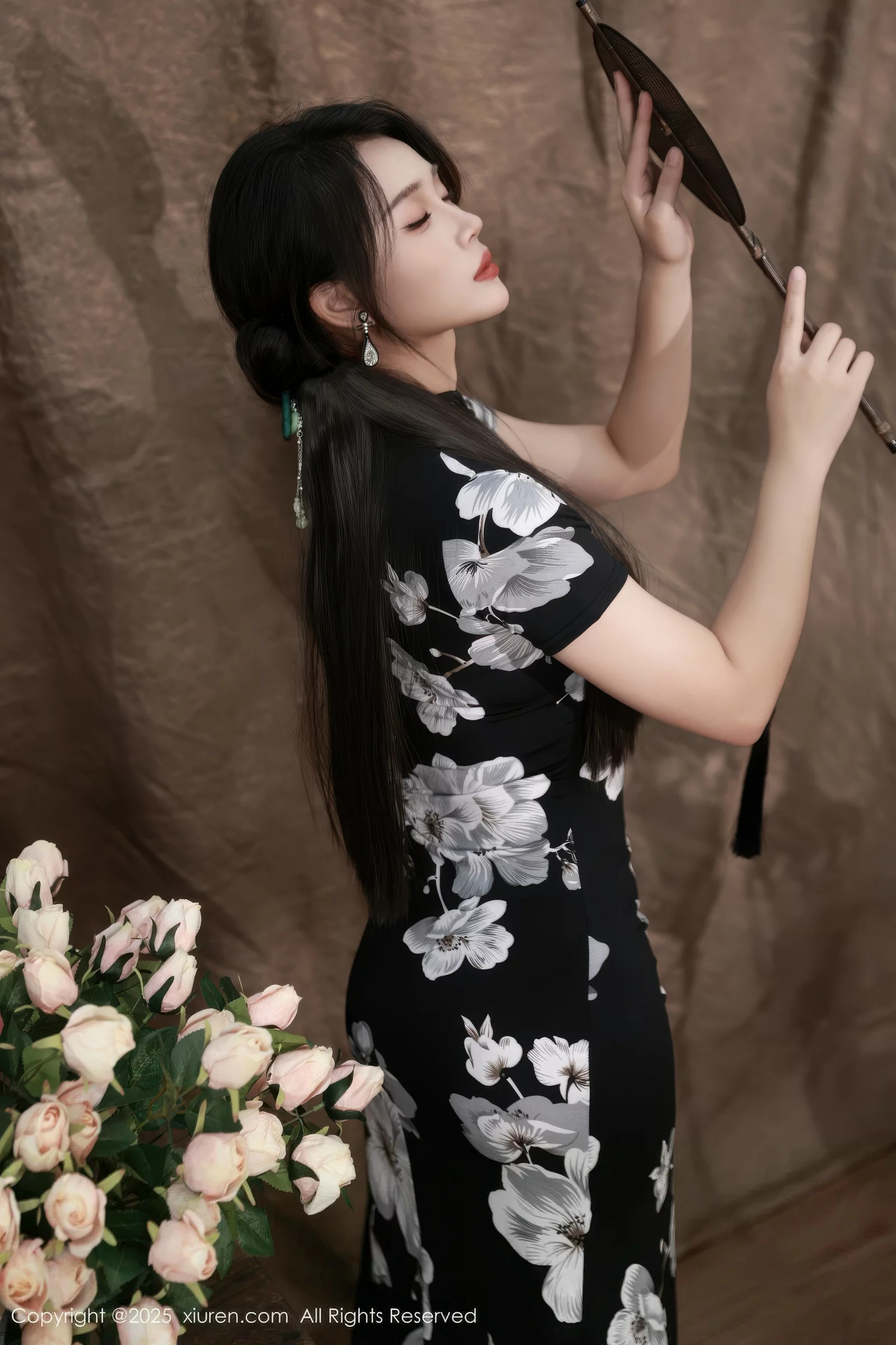 [[XiuRen秀人网]秀人网]No.10655_模特南乔性感黑色旗袍露紫色情趣内衣配黑色丝袜秀美腿诱惑写真72P