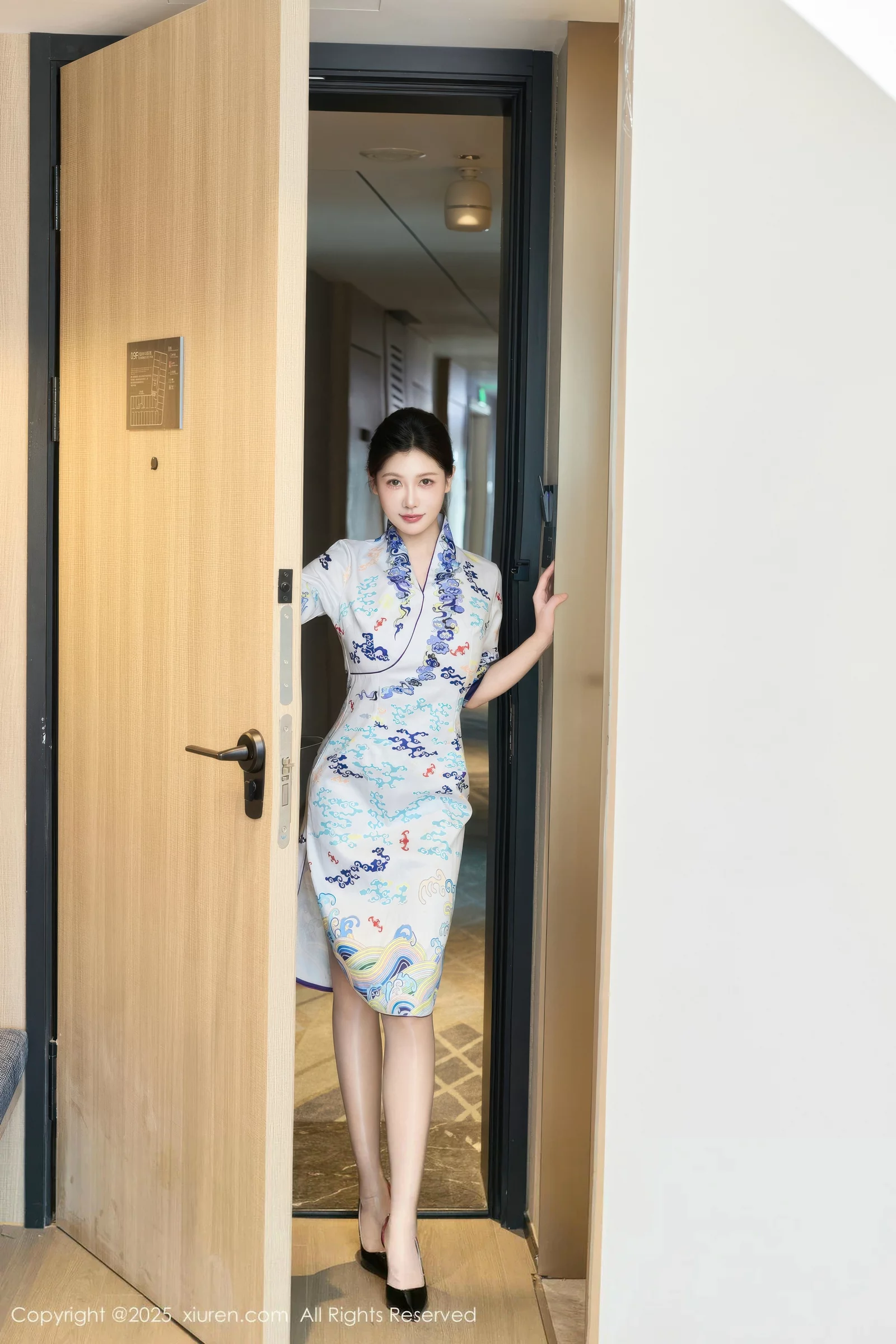 [[XiuRen秀人网]秀人网]No.10654_模特尹甜甜性感空姐旗袍制服露白色内衣配灰丝袜秀美腿诱惑写真54P