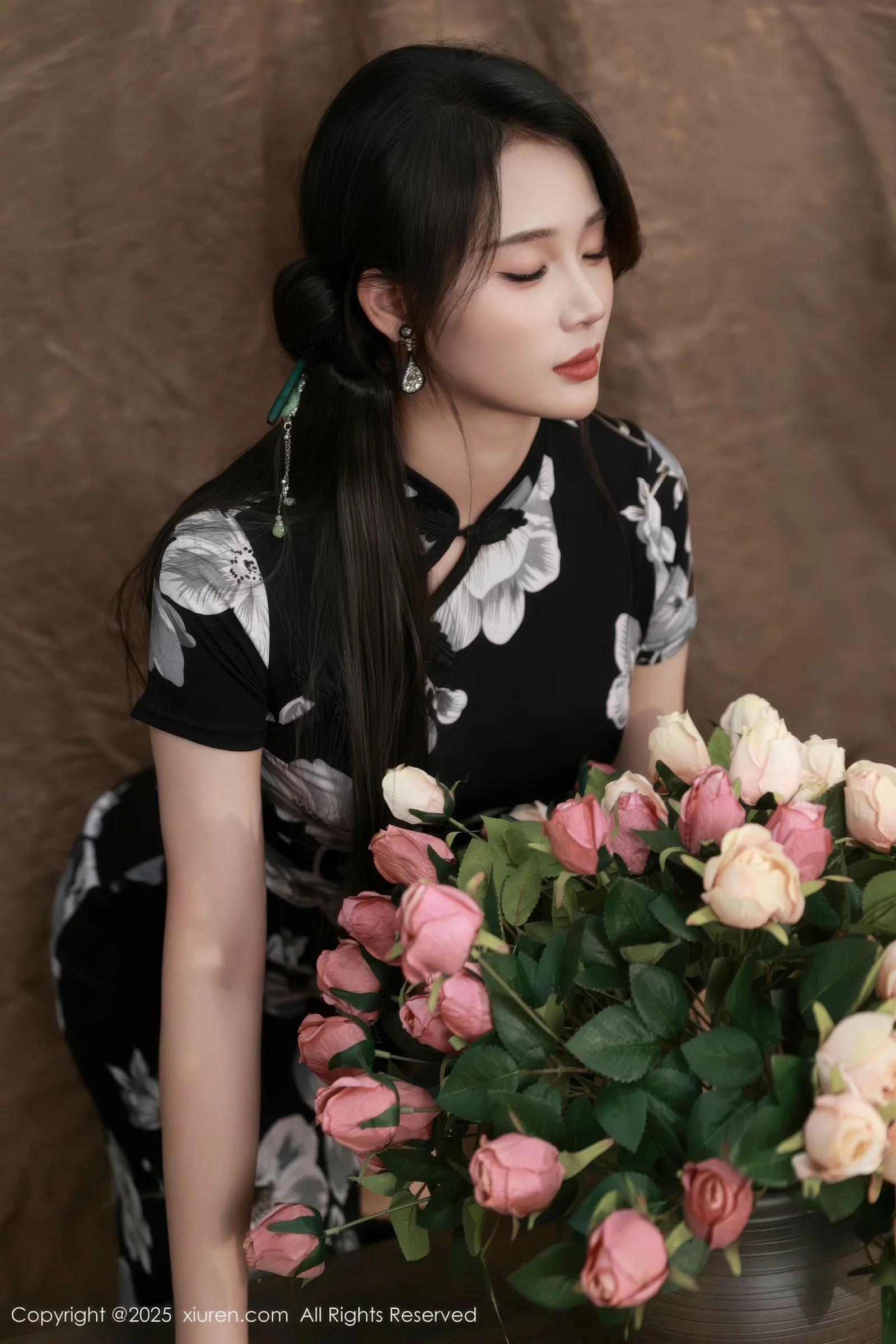 [[XiuRen秀人网]秀人网]No.10655_模特南乔性感黑色旗袍露紫色情趣内衣配黑色丝袜秀美腿诱惑写真72P