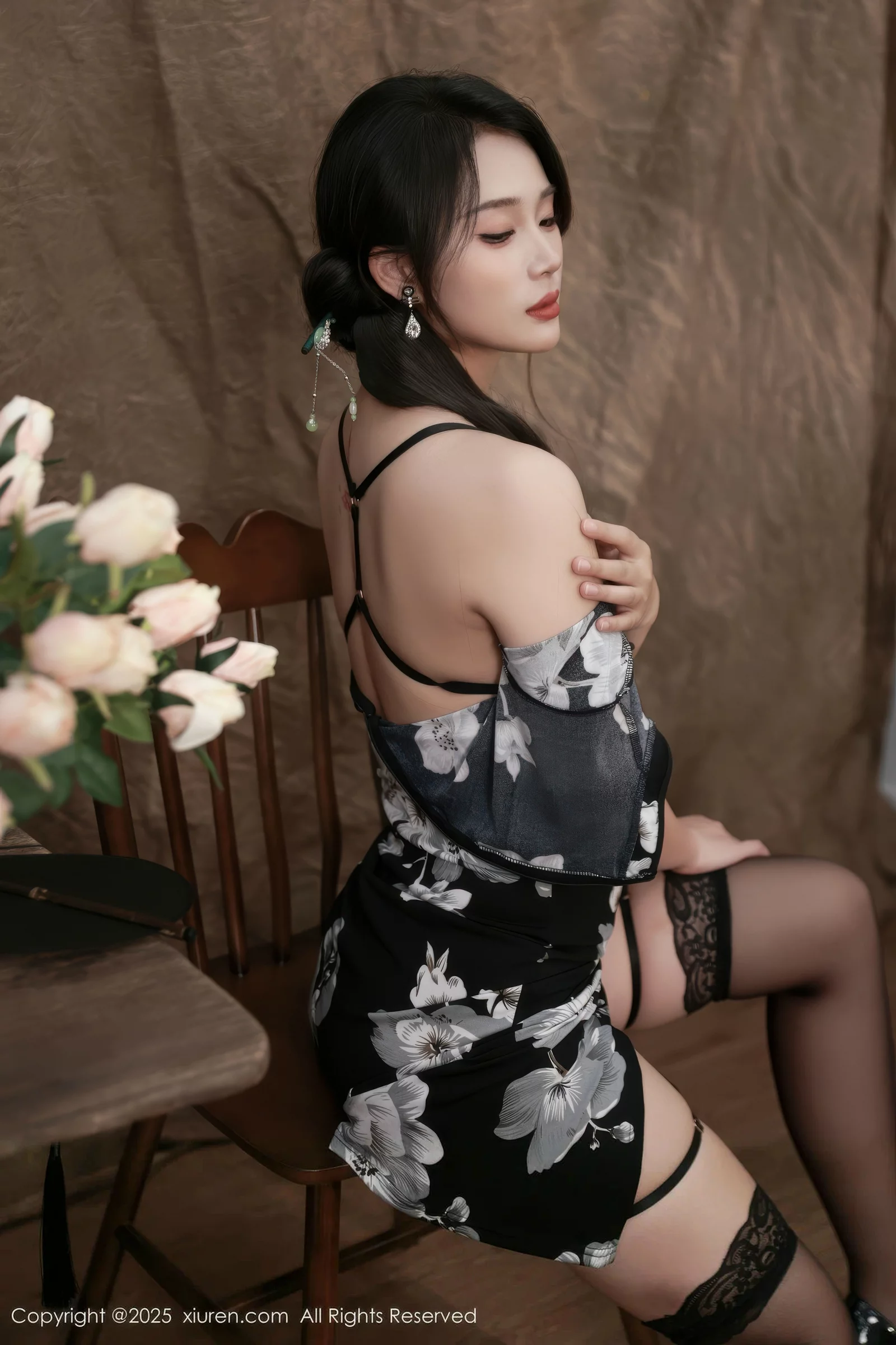 [[XiuRen秀人网]秀人网]No.10655_模特南乔性感黑色旗袍露紫色情趣内衣配黑色丝袜秀美腿诱惑写真72P