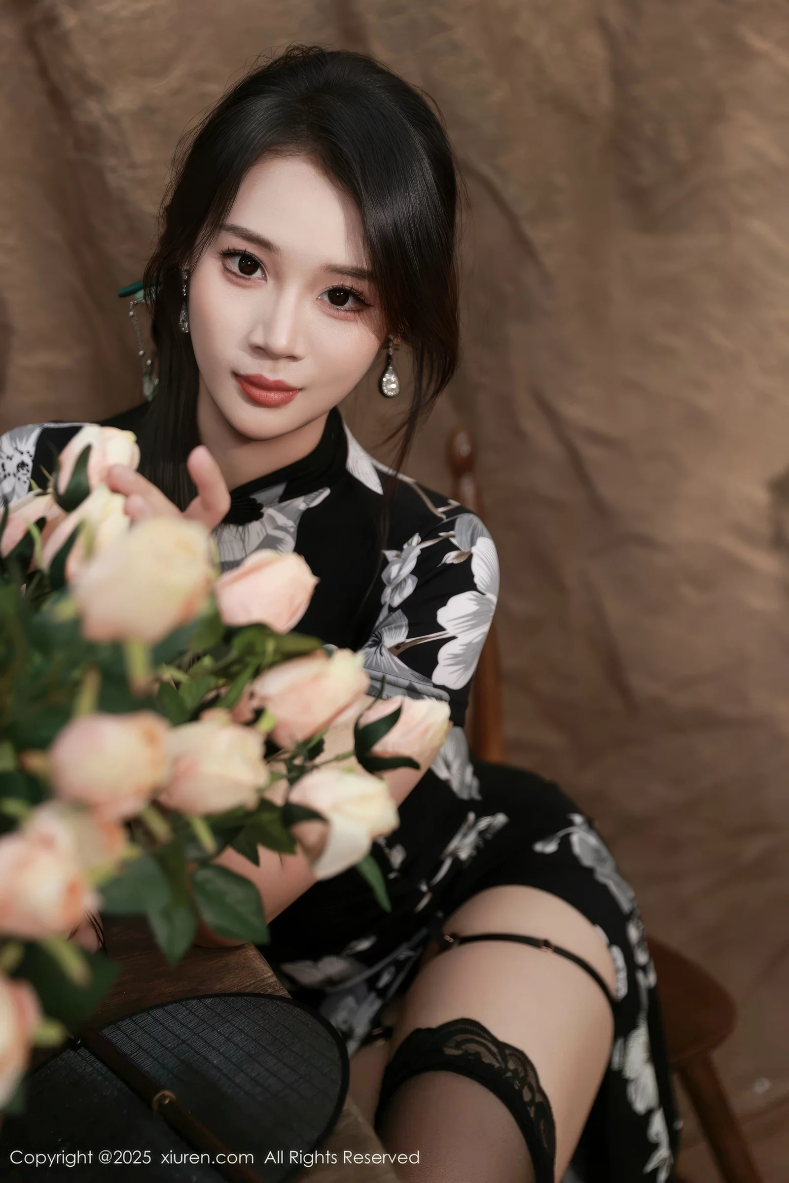 [[XiuRen秀人网]秀人网]No.10655_模特南乔性感黑色旗袍露紫色情趣内衣配黑色丝袜秀美腿诱惑写真72P