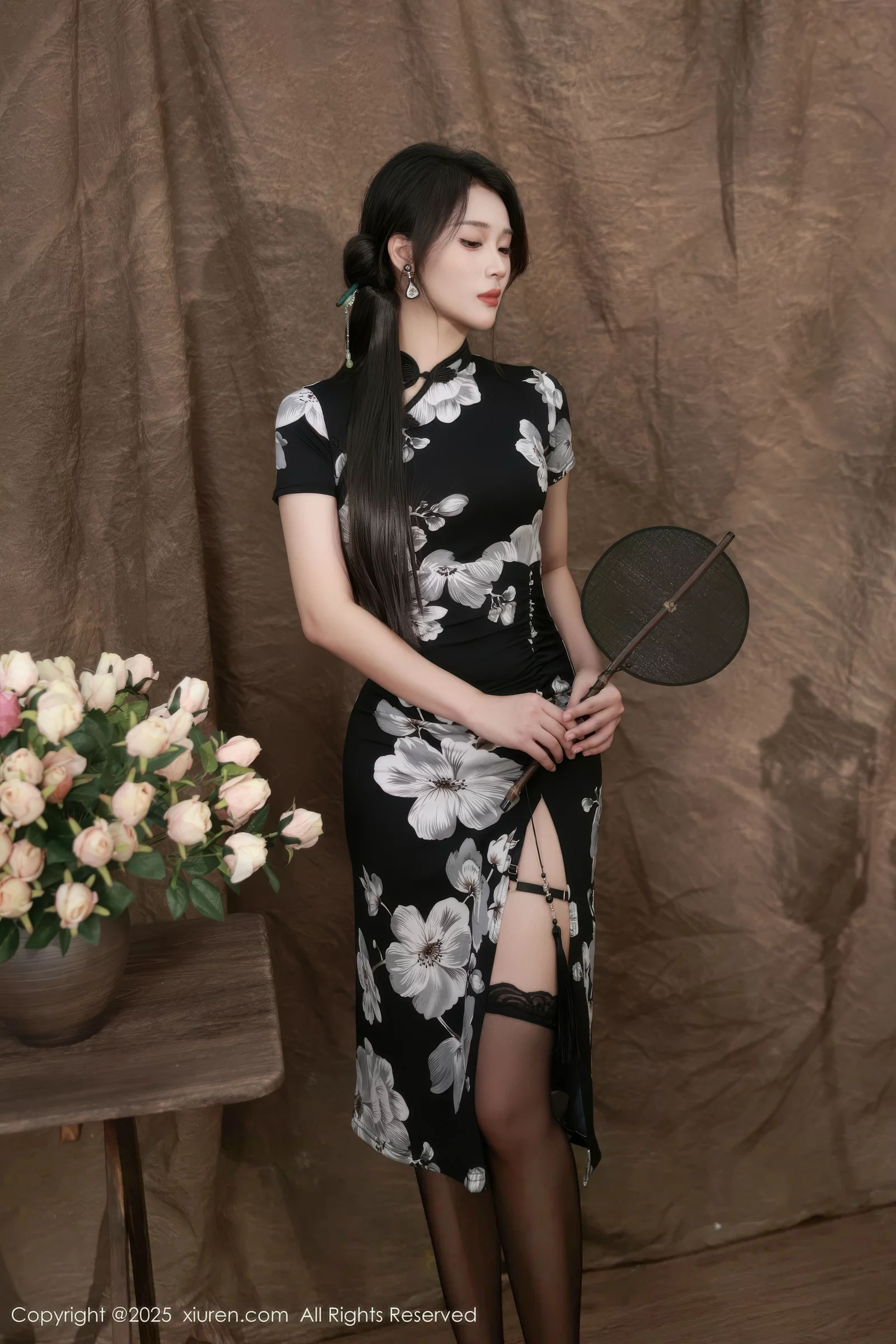 [[XiuRen秀人网]秀人网]No.10655_模特南乔性感黑色旗袍露紫色情趣内衣配黑色丝袜秀美腿诱惑写真72P