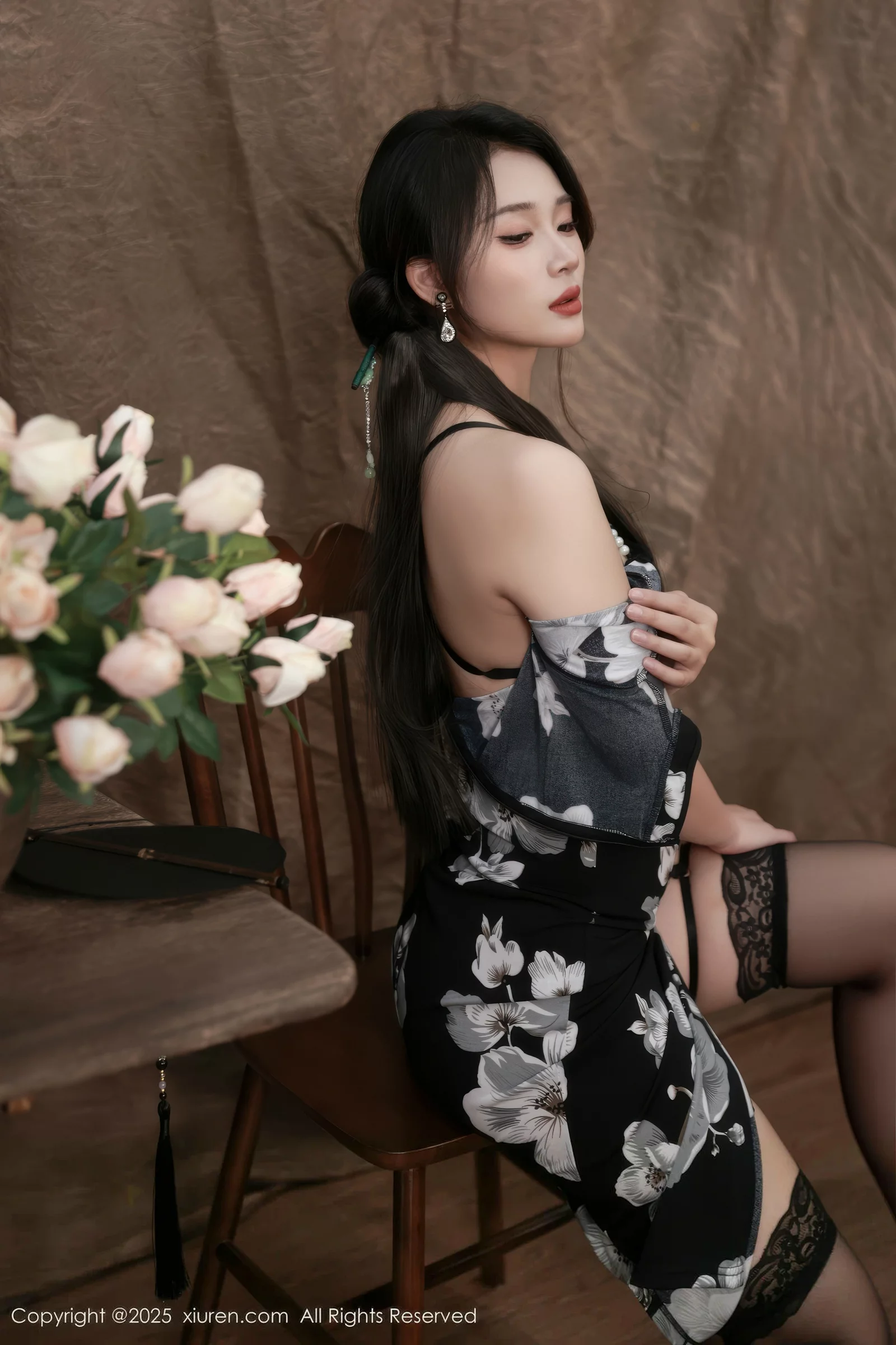 [[XiuRen秀人网]秀人网]No.10655_模特南乔性感黑色旗袍露紫色情趣内衣配黑色丝袜秀美腿诱惑写真72P