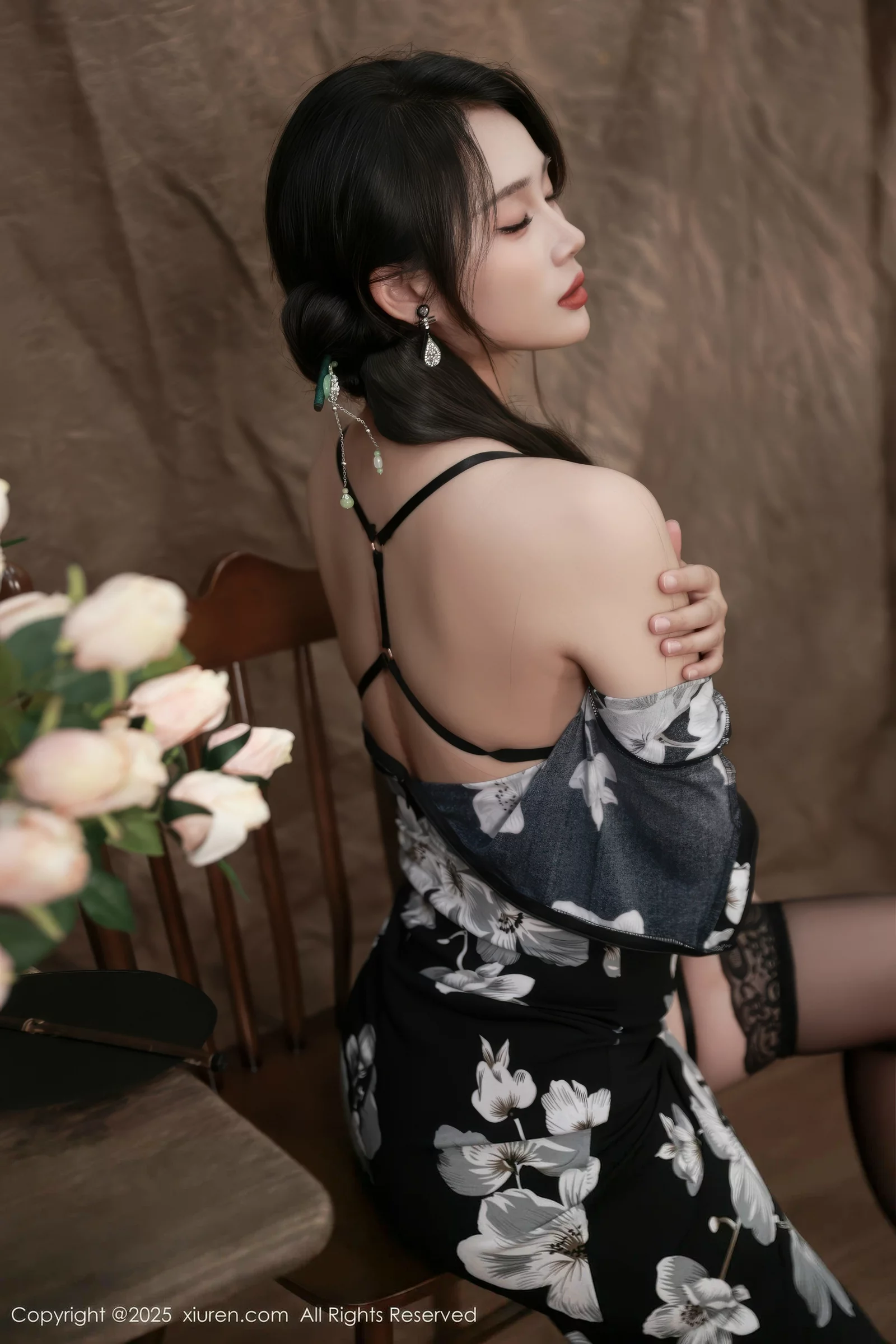 [[XiuRen秀人网]秀人网]No.10655_模特南乔性感黑色旗袍露紫色情趣内衣配黑色丝袜秀美腿诱惑写真72P