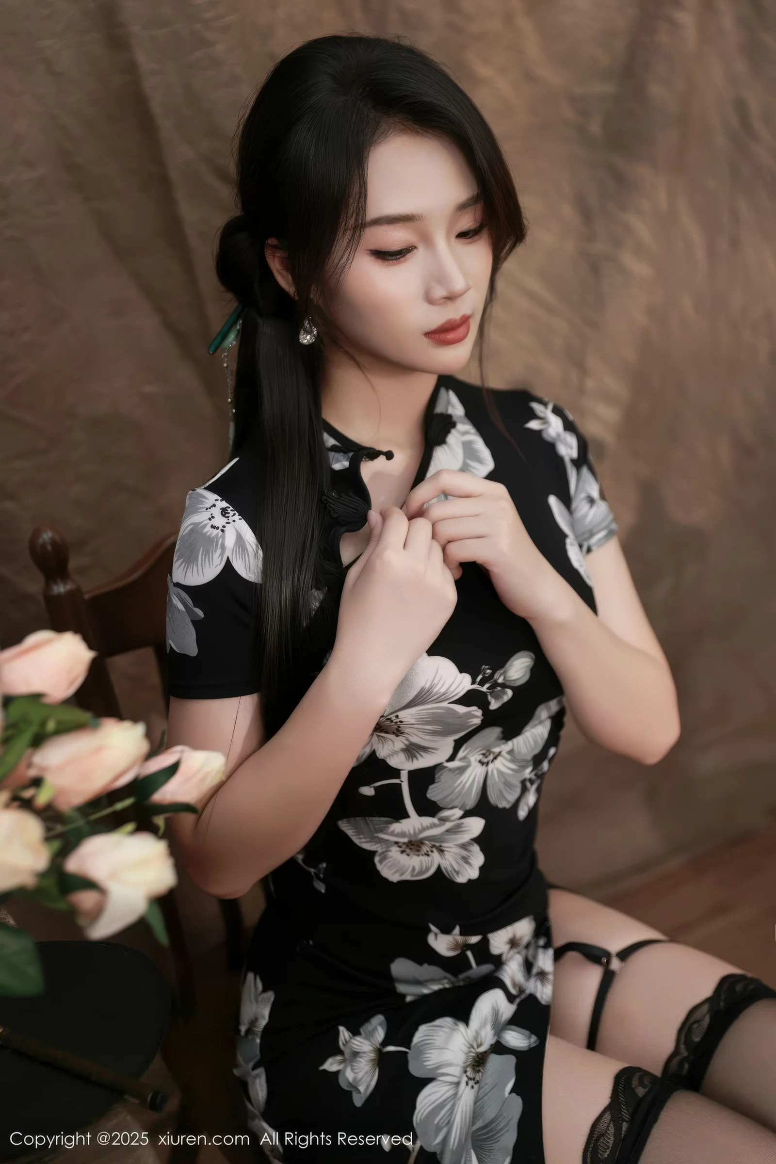 [[XiuRen秀人网]秀人网]No.10655_模特南乔性感黑色旗袍露紫色情趣内衣配黑色丝袜秀美腿诱惑写真72P