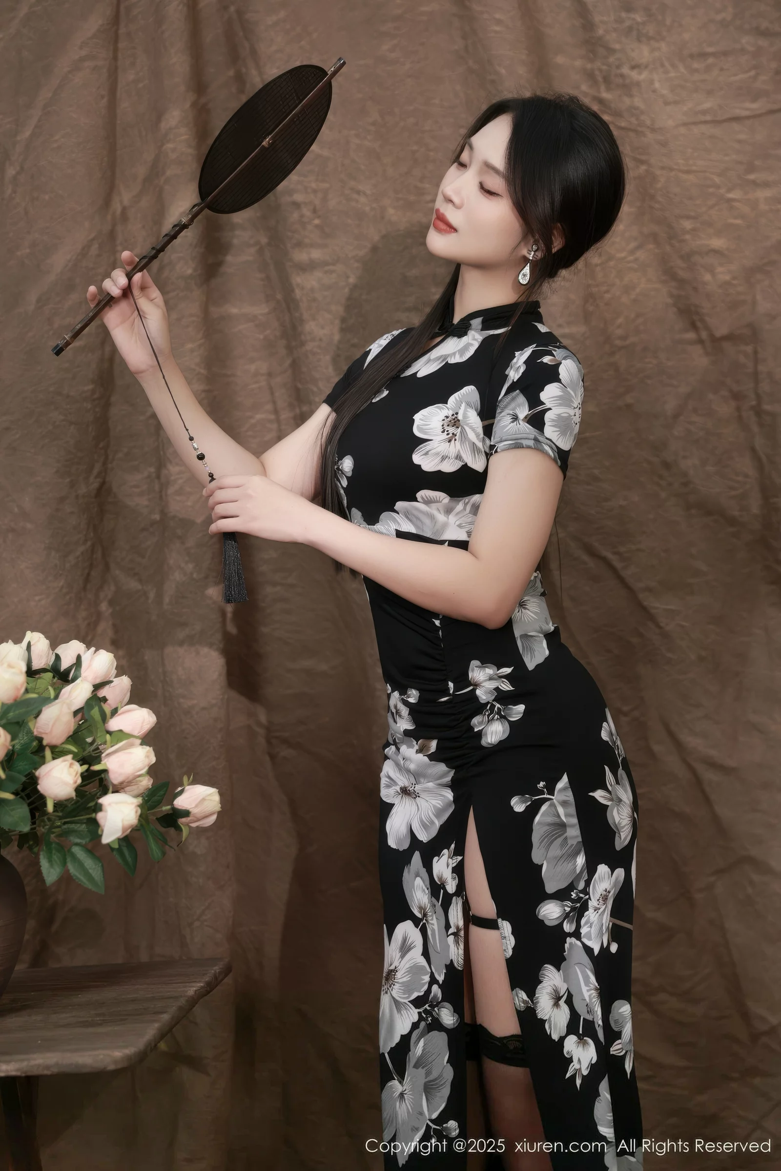 [[XiuRen秀人网]秀人网]No.10655_模特南乔性感黑色旗袍露紫色情趣内衣配黑色丝袜秀美腿诱惑写真72P