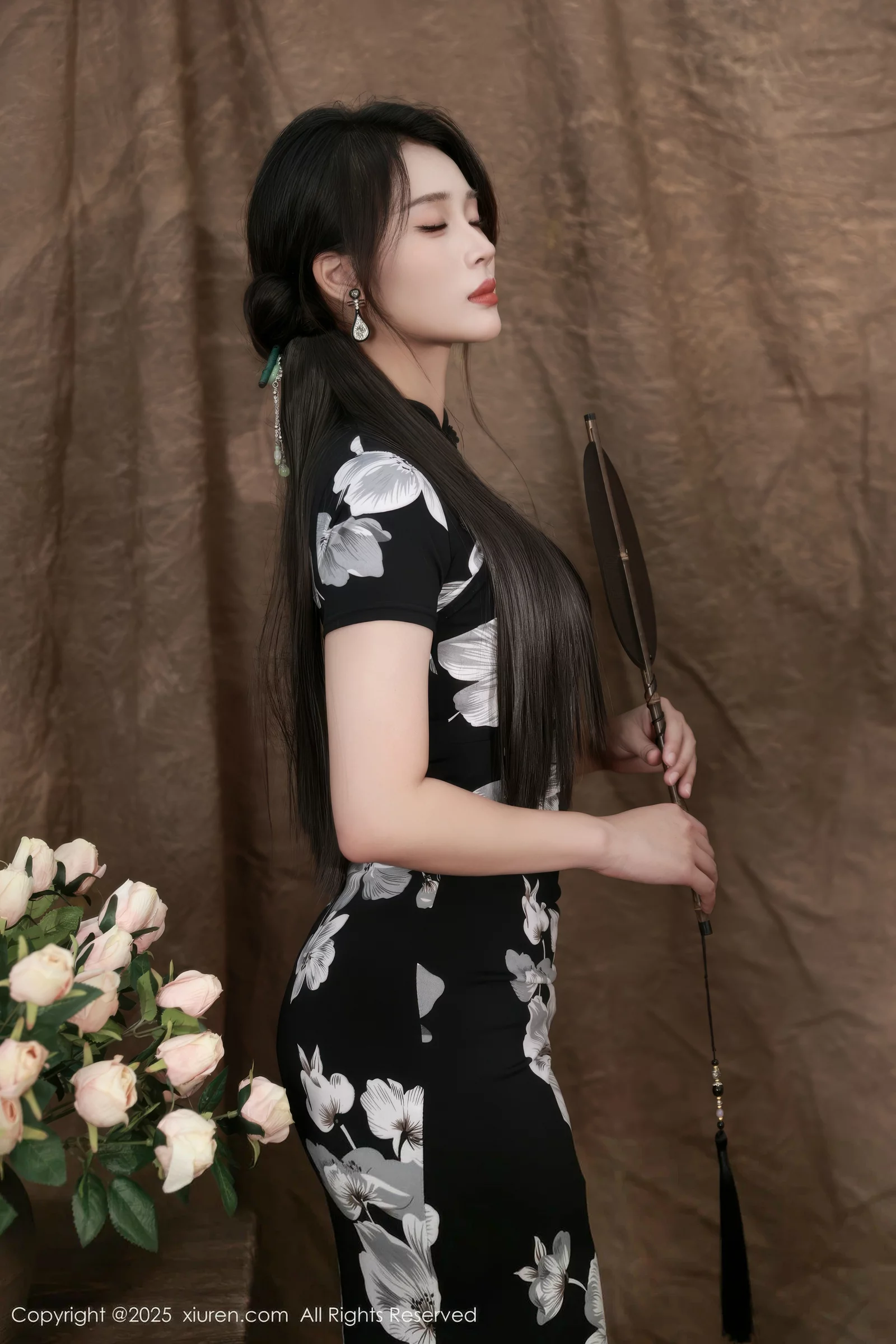 [[XiuRen秀人网]秀人网]No.10655_模特南乔性感黑色旗袍露紫色情趣内衣配黑色丝袜秀美腿诱惑写真72P