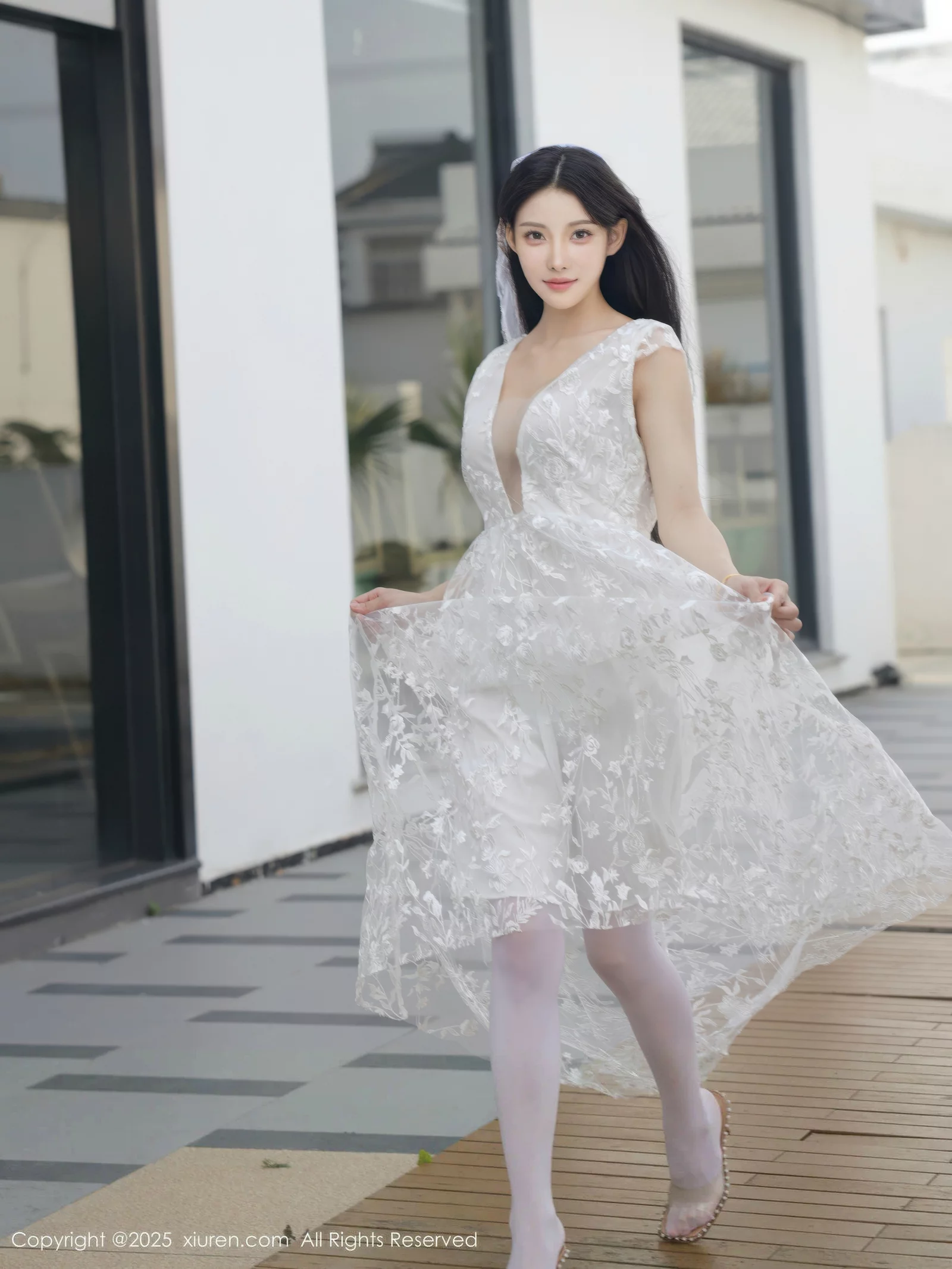 [[XiuRen秀人网]秀人网]No.10661_模特梨霜儿性感低胸白色婚纱配白色丝袜秀丰腴身材完美诱惑写真82P