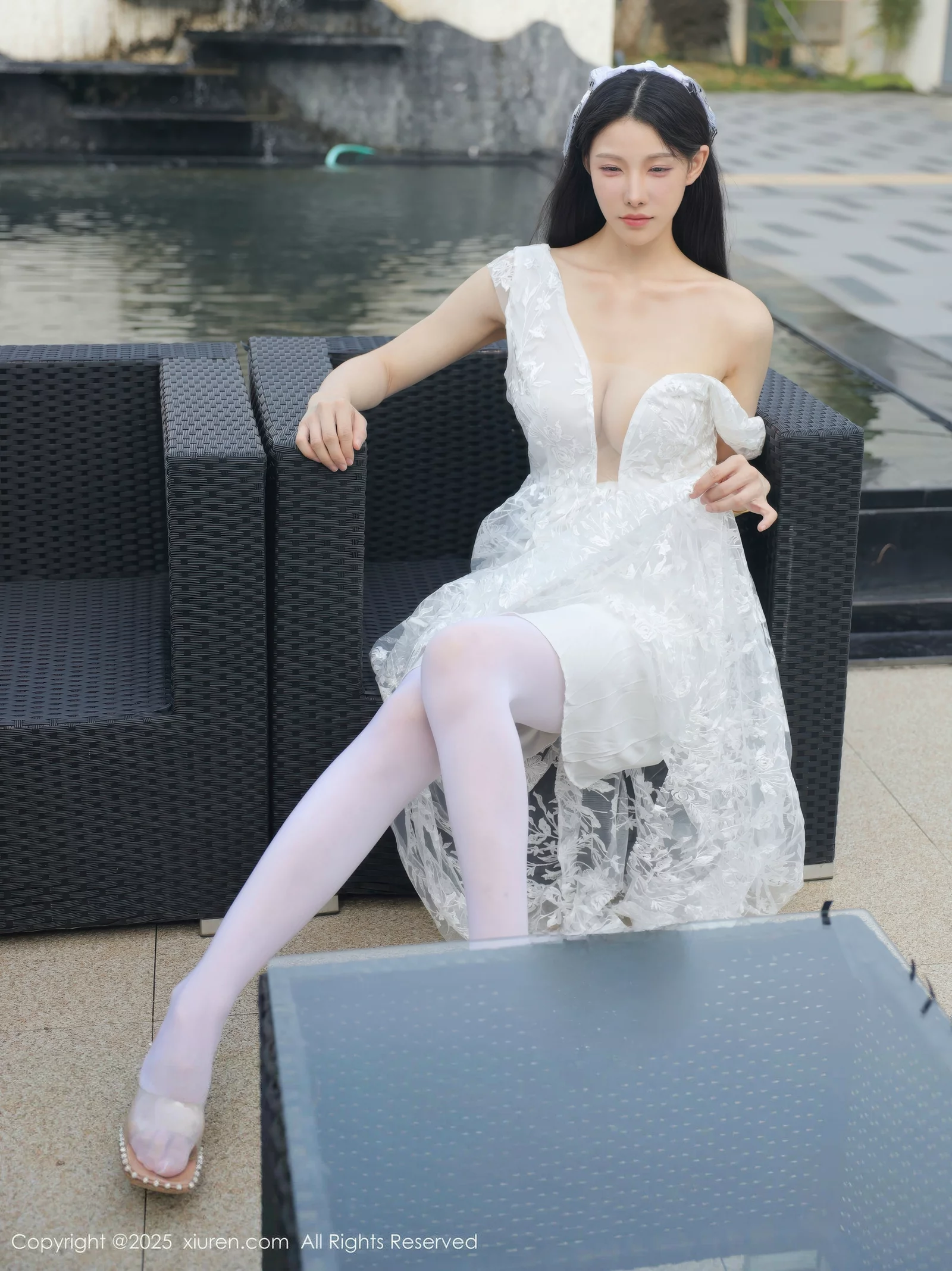 [[XiuRen秀人网]秀人网]No.10661_模特梨霜儿性感低胸白色婚纱配白色丝袜秀丰腴身材完美诱惑写真82P