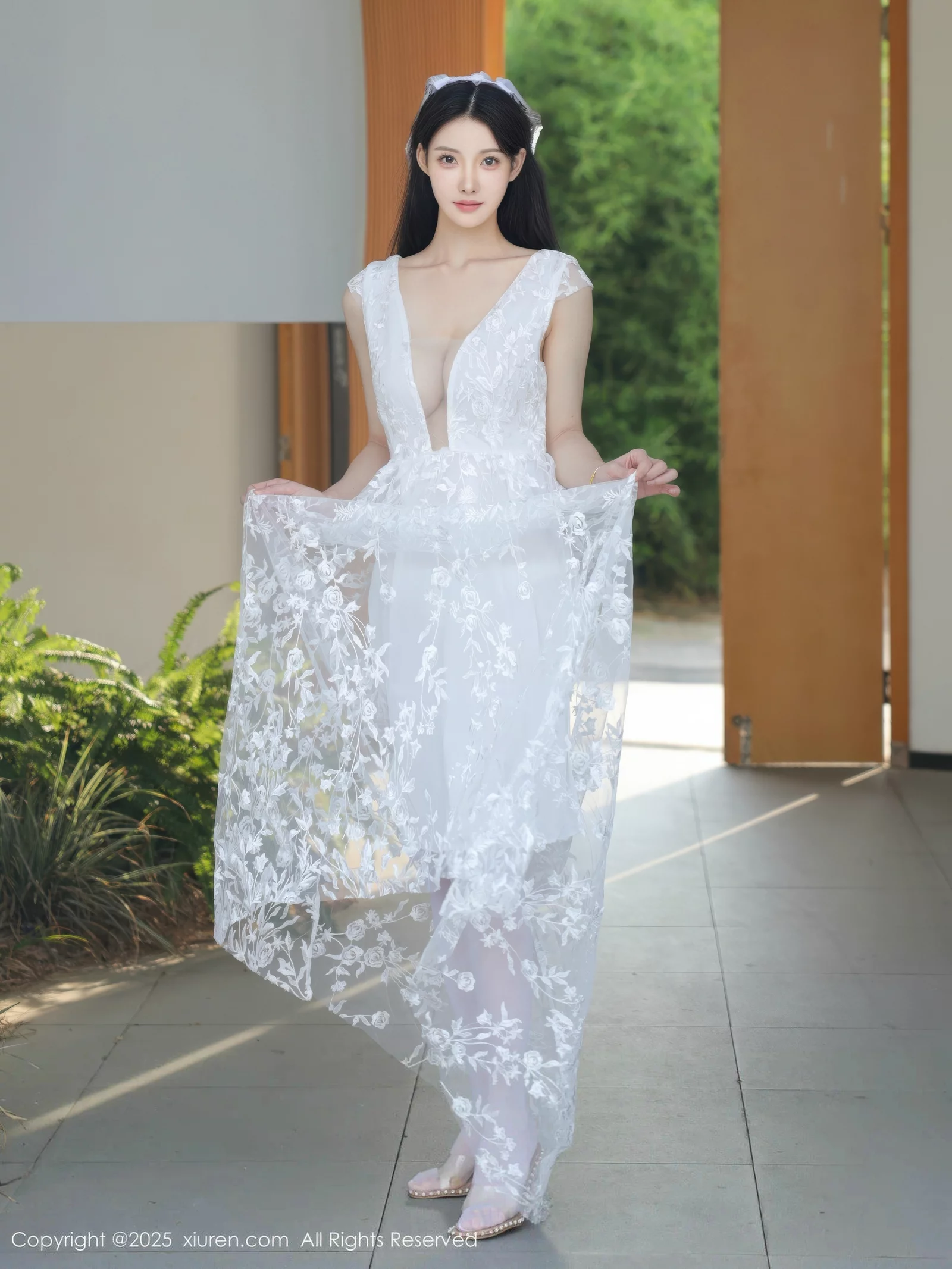 [[XiuRen秀人网]秀人网]No.10661_模特梨霜儿性感低胸白色婚纱配白色丝袜秀丰腴身材完美诱惑写真82P