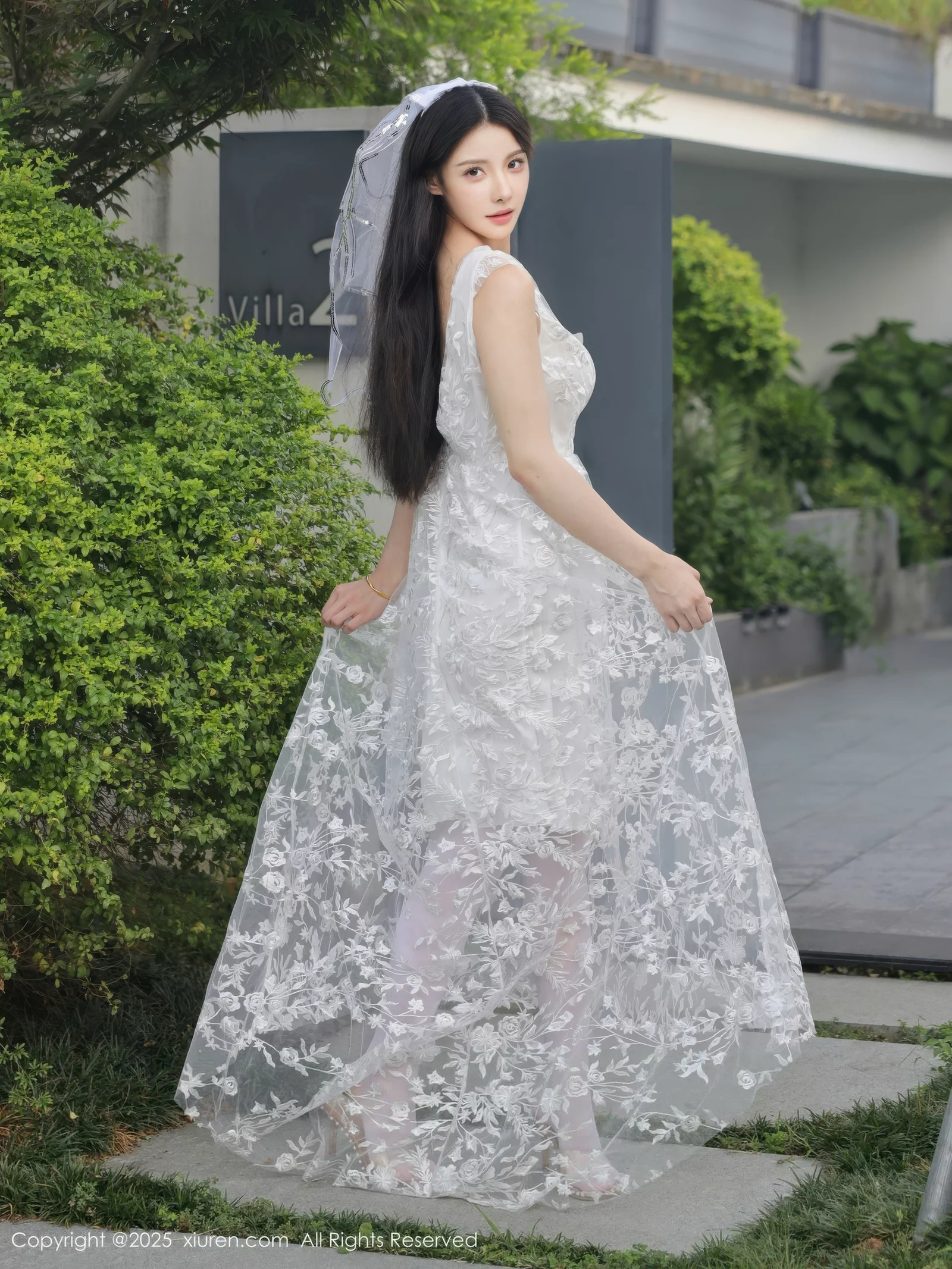 [[XiuRen秀人网]秀人网]No.10661_模特梨霜儿性感低胸白色婚纱配白色丝袜秀丰腴身材完美诱惑写真82P