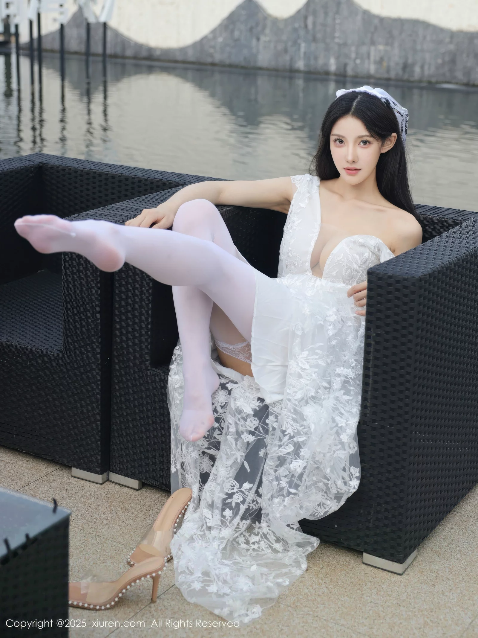 [[XiuRen秀人网]秀人网]No.10661_模特梨霜儿性感低胸白色婚纱配白色丝袜秀丰腴身材完美诱惑写真82P