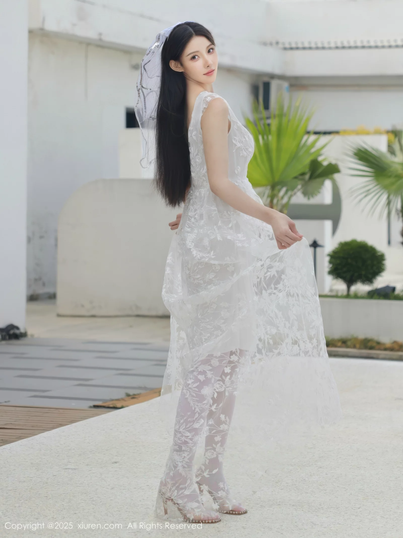 [[XiuRen秀人网]秀人网]No.10661_模特梨霜儿性感低胸白色婚纱配白色丝袜秀丰腴身材完美诱惑写真82P