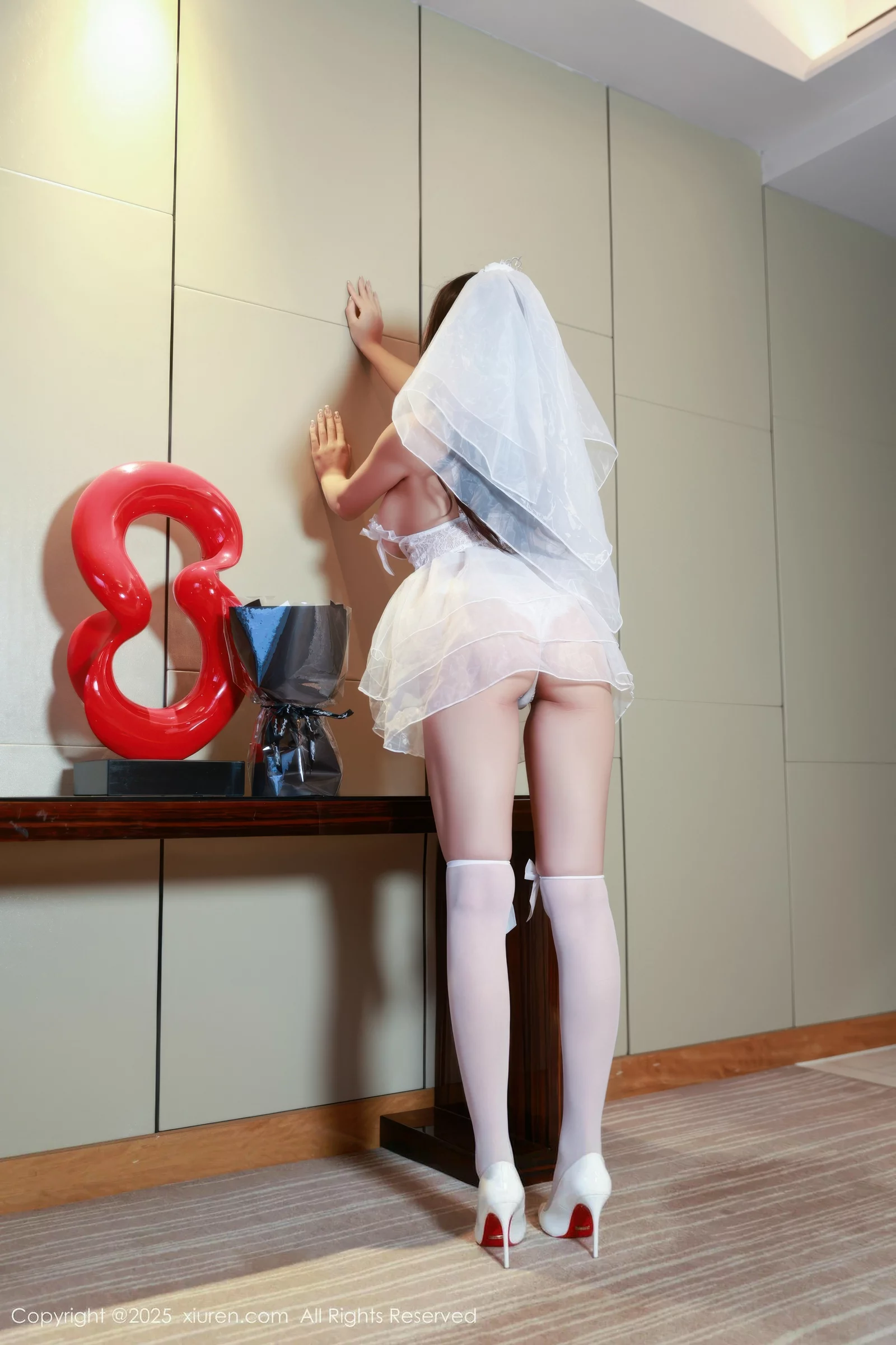[[XiuRen秀人网]秀人网]No.10659_模特冬安性感白色薄透婚纱配白色丝袜秀丰满身材惹火诱惑写真50P